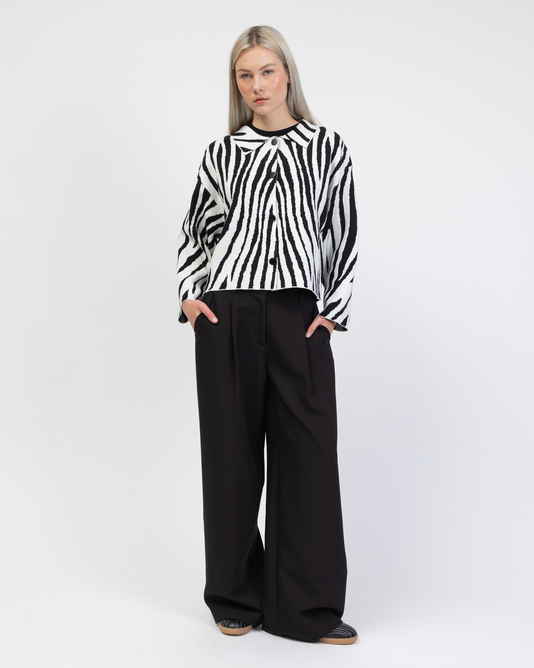Strickjacke mit Zebra-Muster kombiniert mit Hose