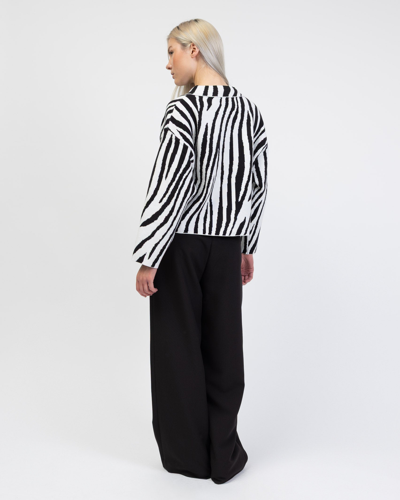 Strickjacke mit Zebra-Muster von hinten