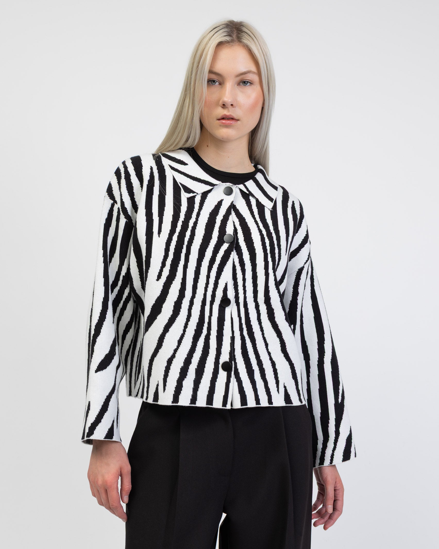 Strickjacke mit Zebra-Muster von vorne