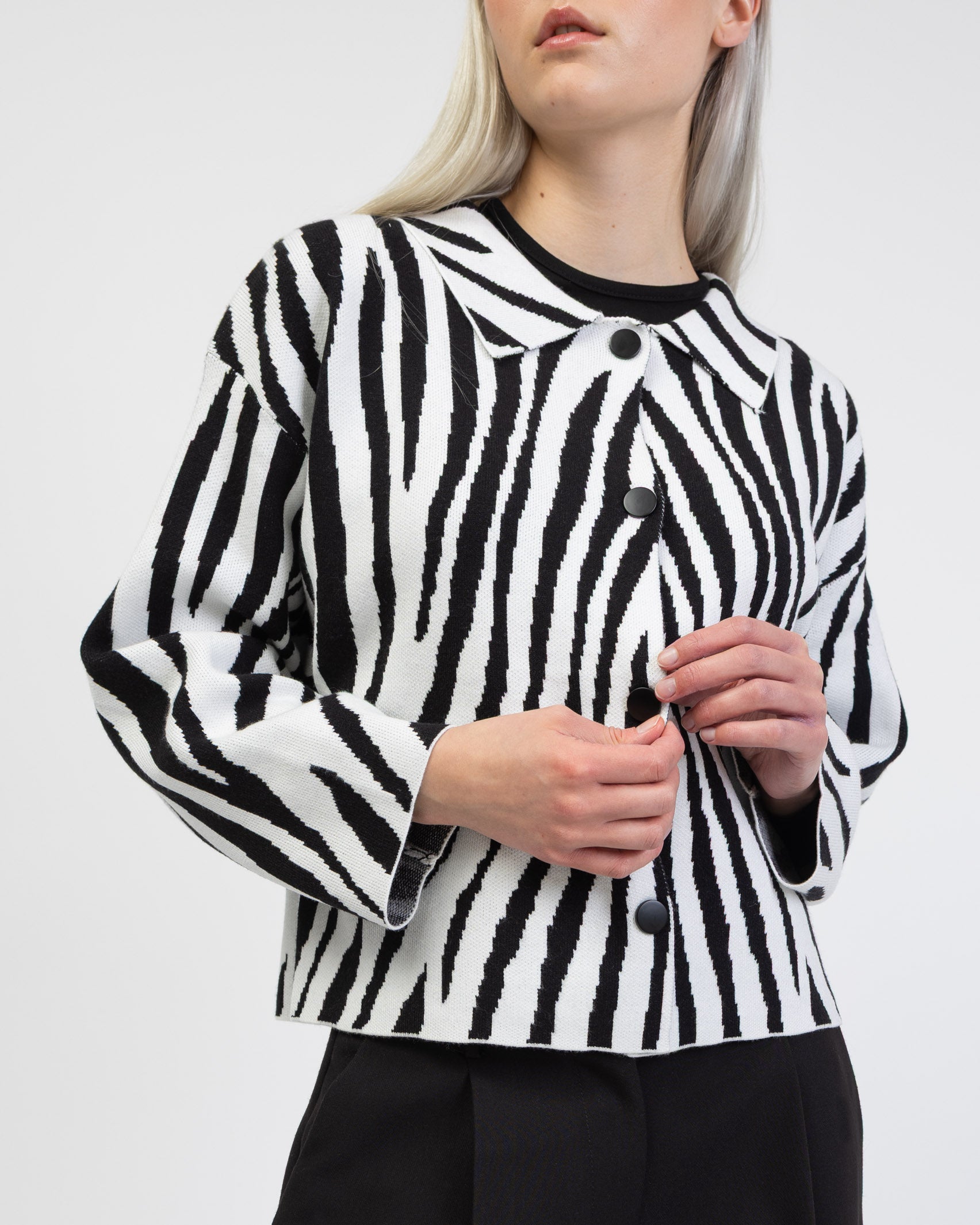 Strickjacke mit Zebra-Muster im Detail