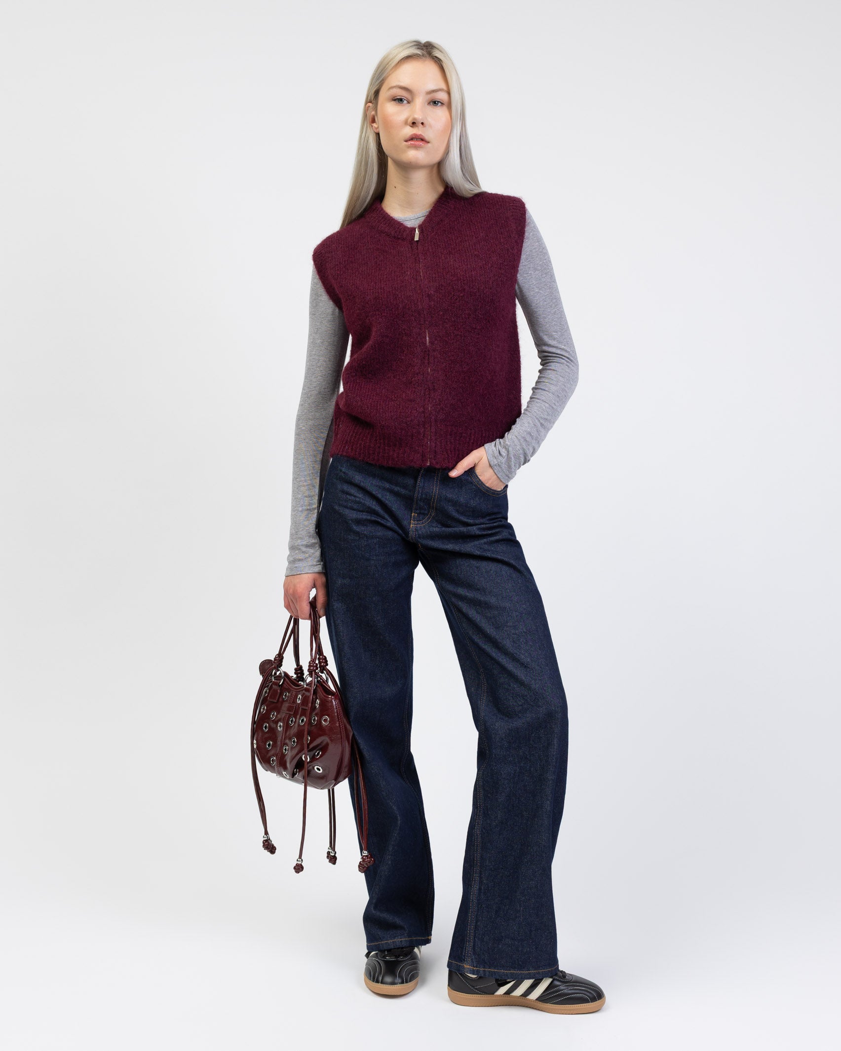 Weste mit Reißverschluss kombiniert mit Jeans