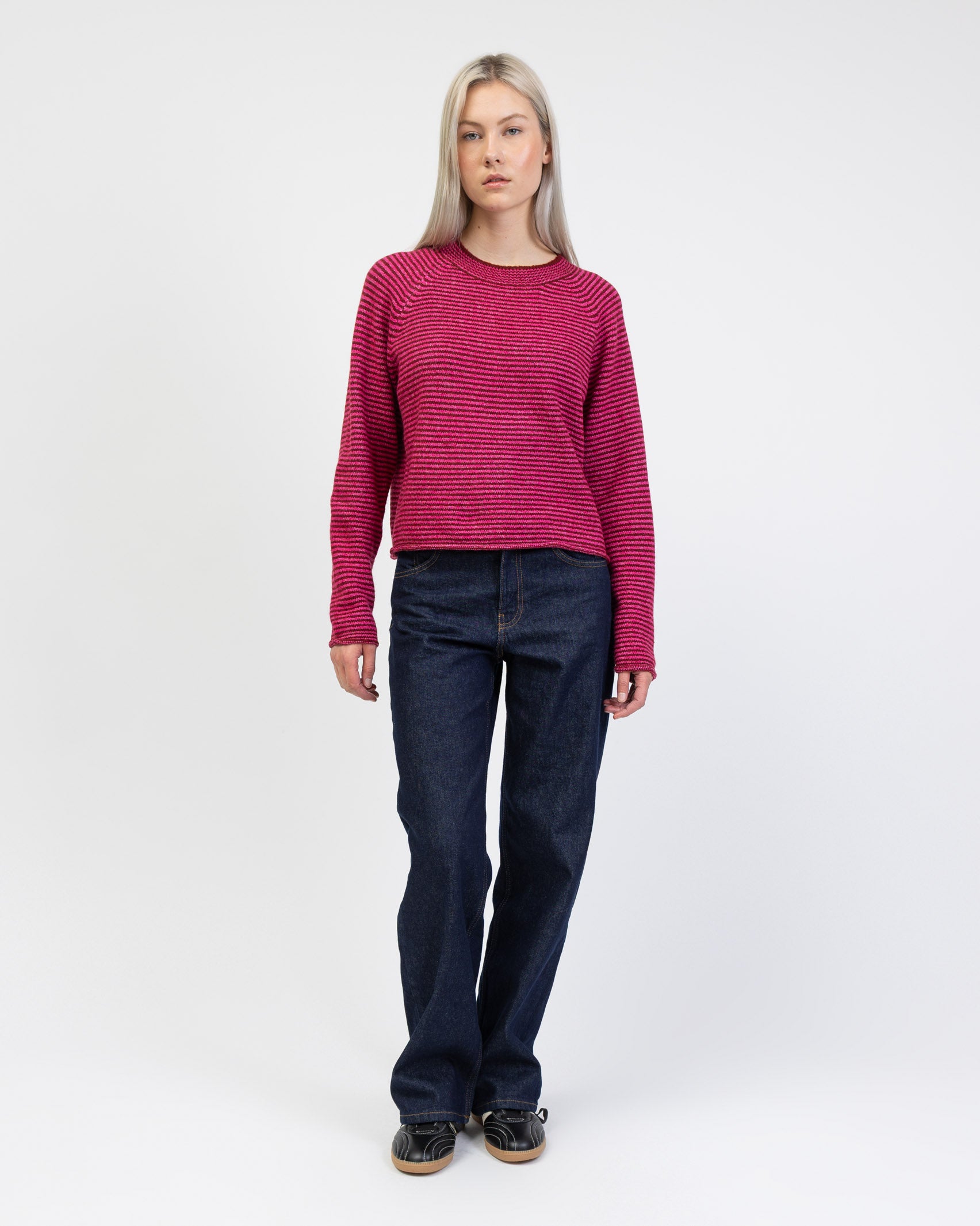 Gestreifter Strickpullover kombiniert mit Jeans