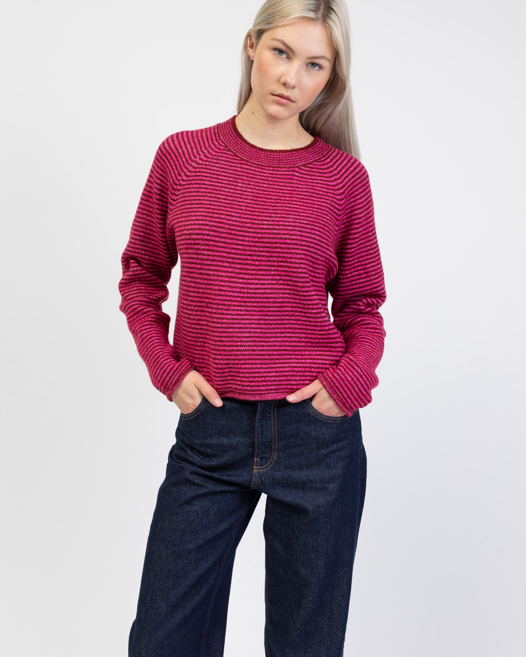 Gestreifter Strickpullover von vorne