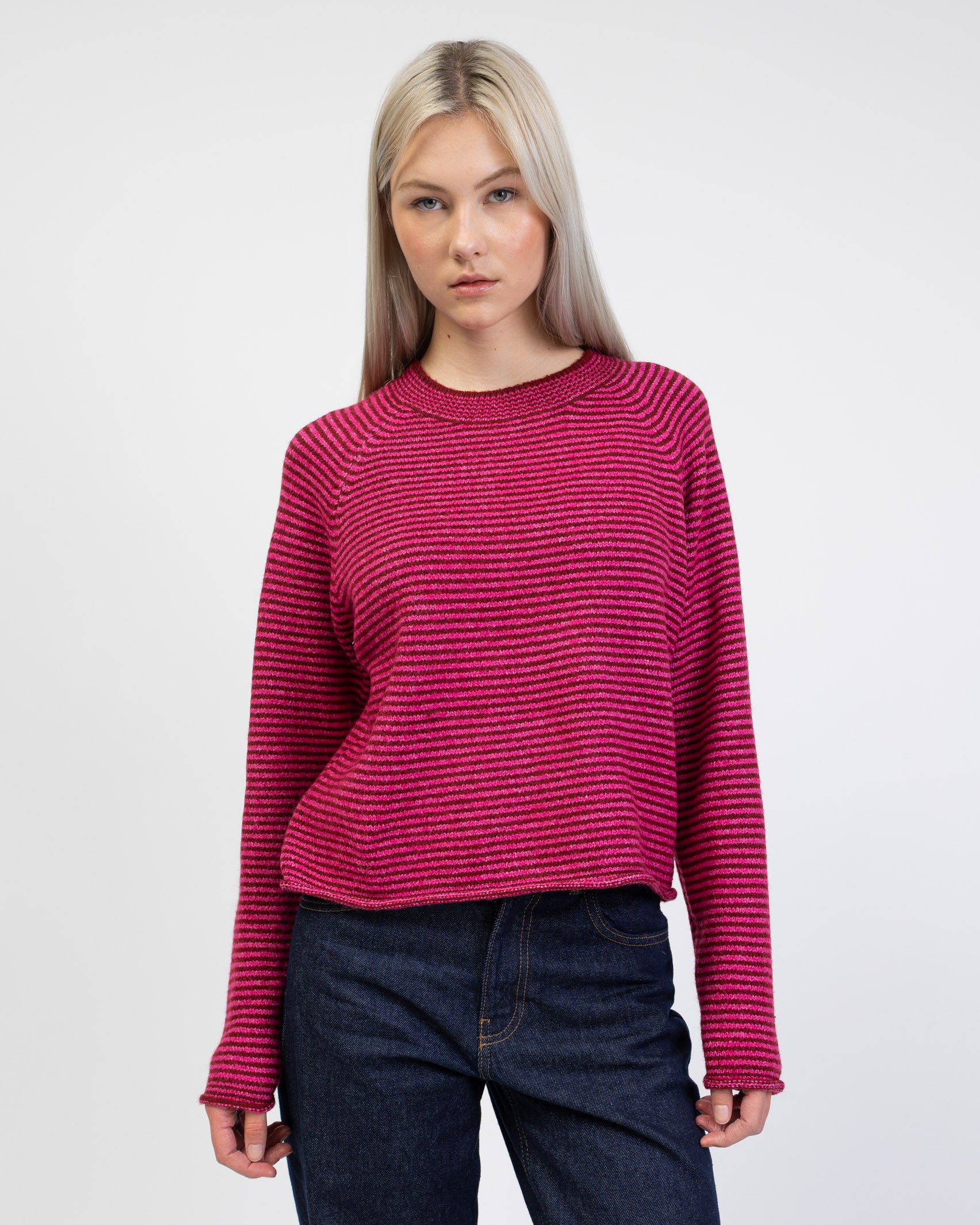 Gestreifter Strickpullover von vorne