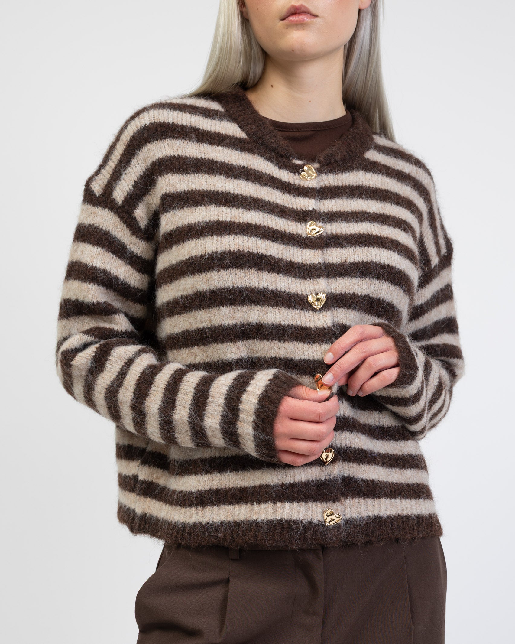 Strickjacke mit Heart Buttons im Detail