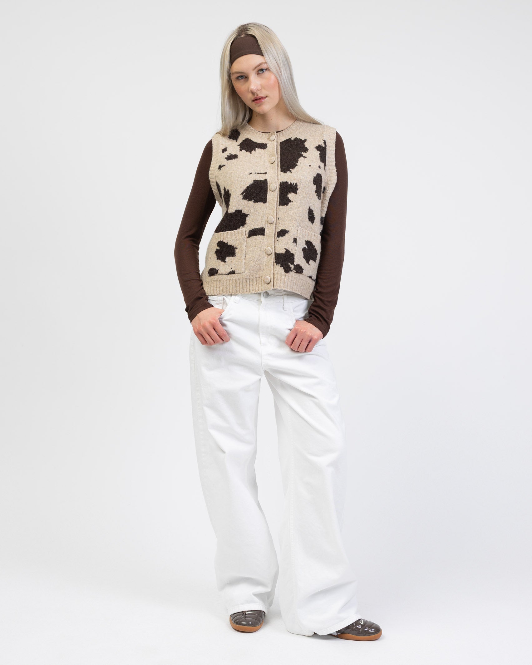Weste mit Cow-Print kombiniert mit weißer Jeans