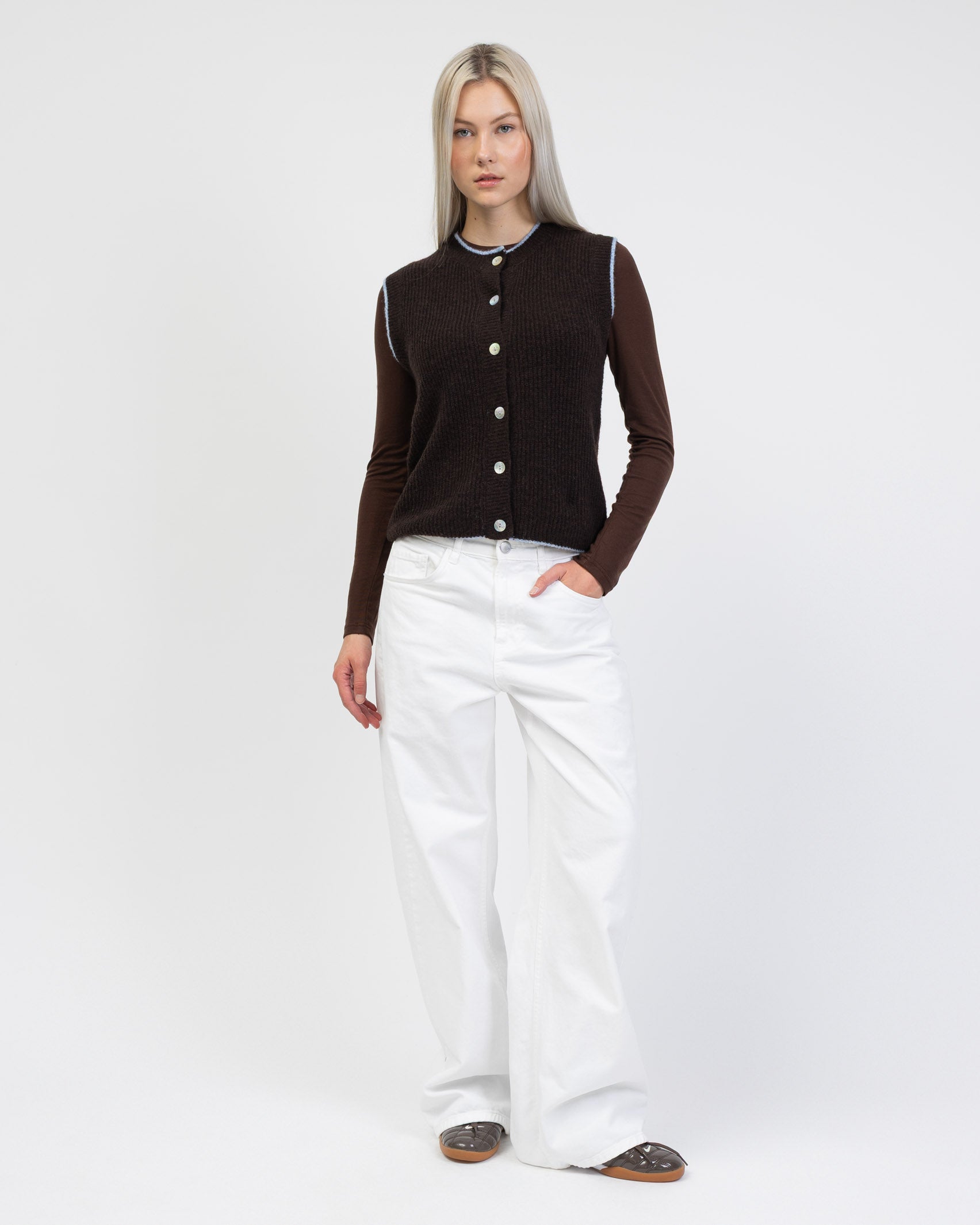 Strickpullunder mit Kontrastnaht kombiniert mit weißer Jeans