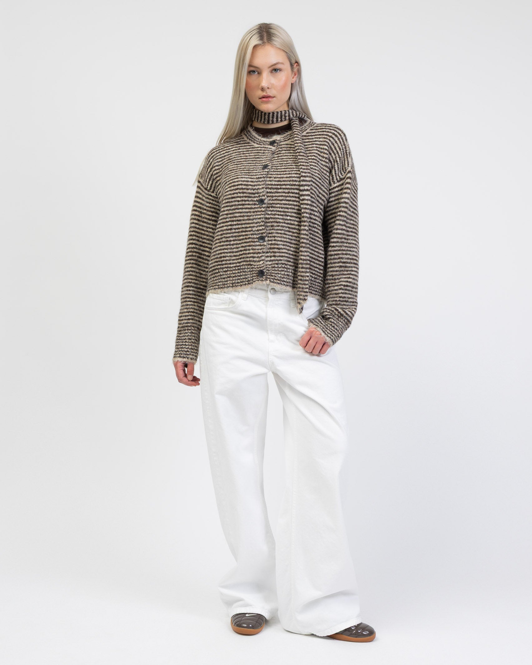 Gestreifte Strickjacke mit Schal kombiniert mit Jeans