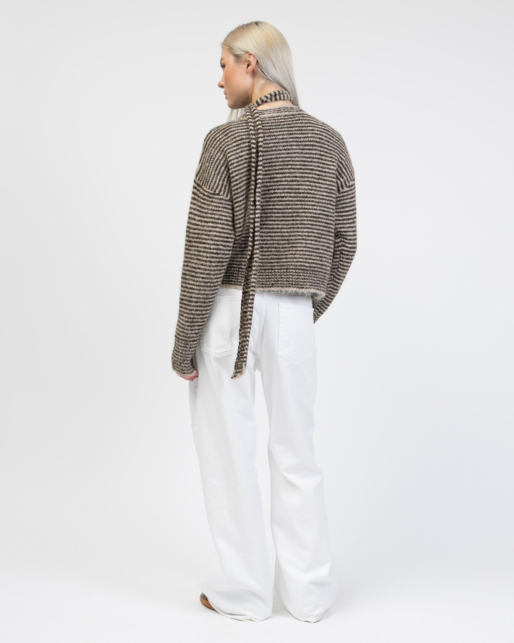 Gestreifte Strickjacke mit Schal von hinten