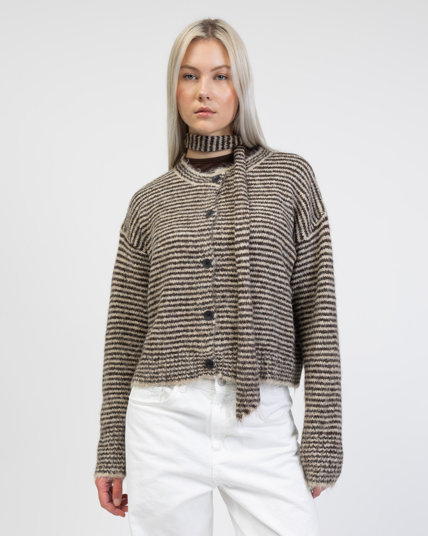 Gestreifte Strickjacke mit Schal von vorne