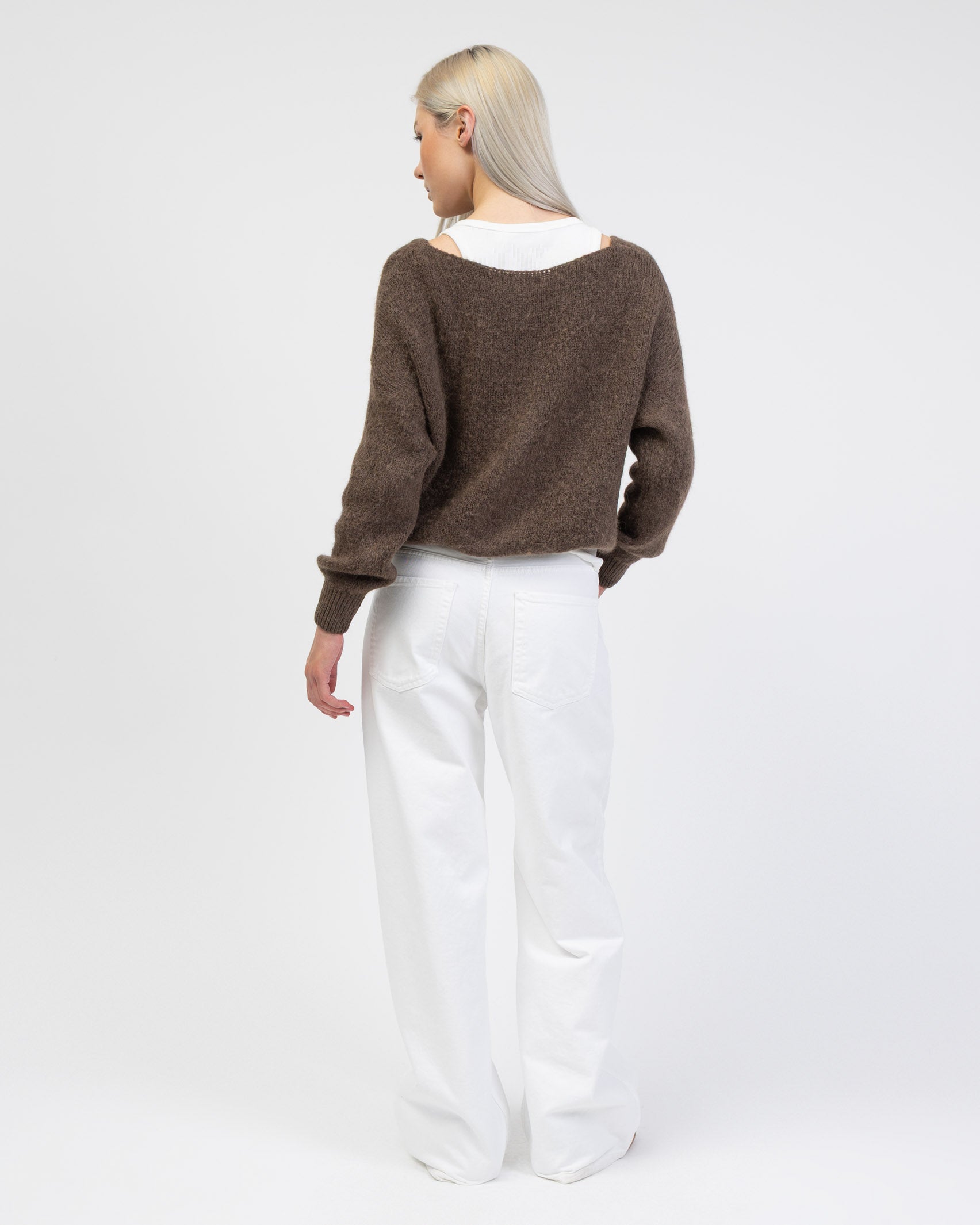 Strickjacke mit V-Ausschnitt von hinten