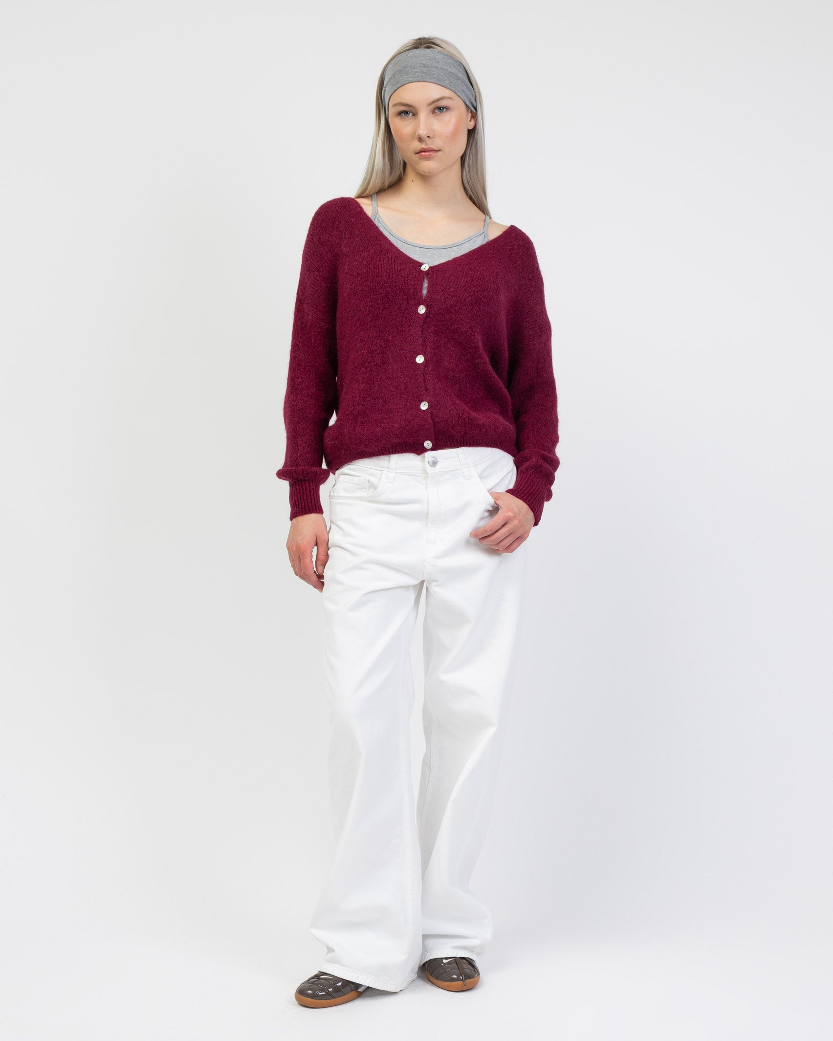 Strickjacke mit V-Ausschnitt kombiniert mit weisser Jeans