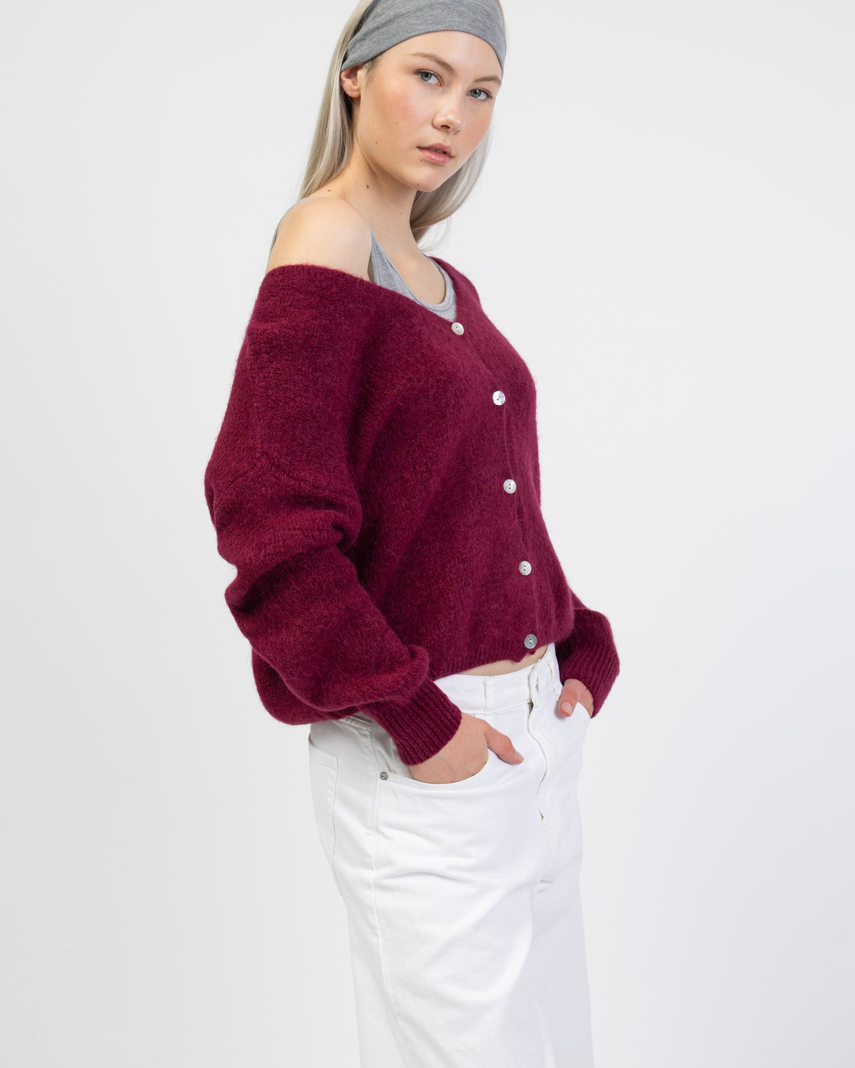 Strickjacke mit V-Ausschnitt von der Seite