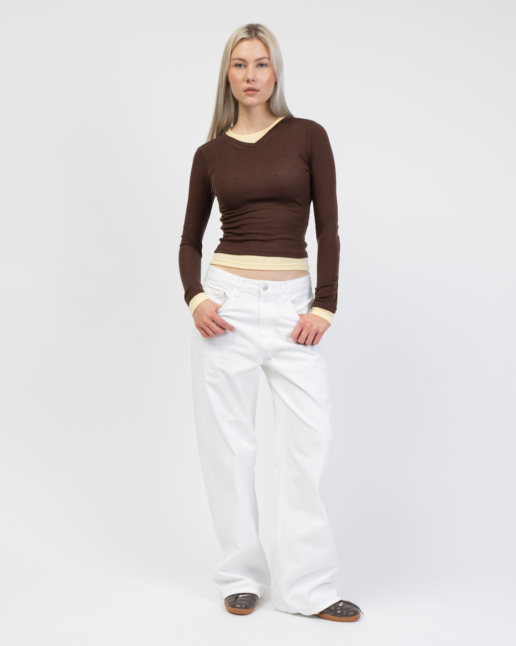 Langarmshirt mit Layering-Effekt kobiniert mit weißer Jeans