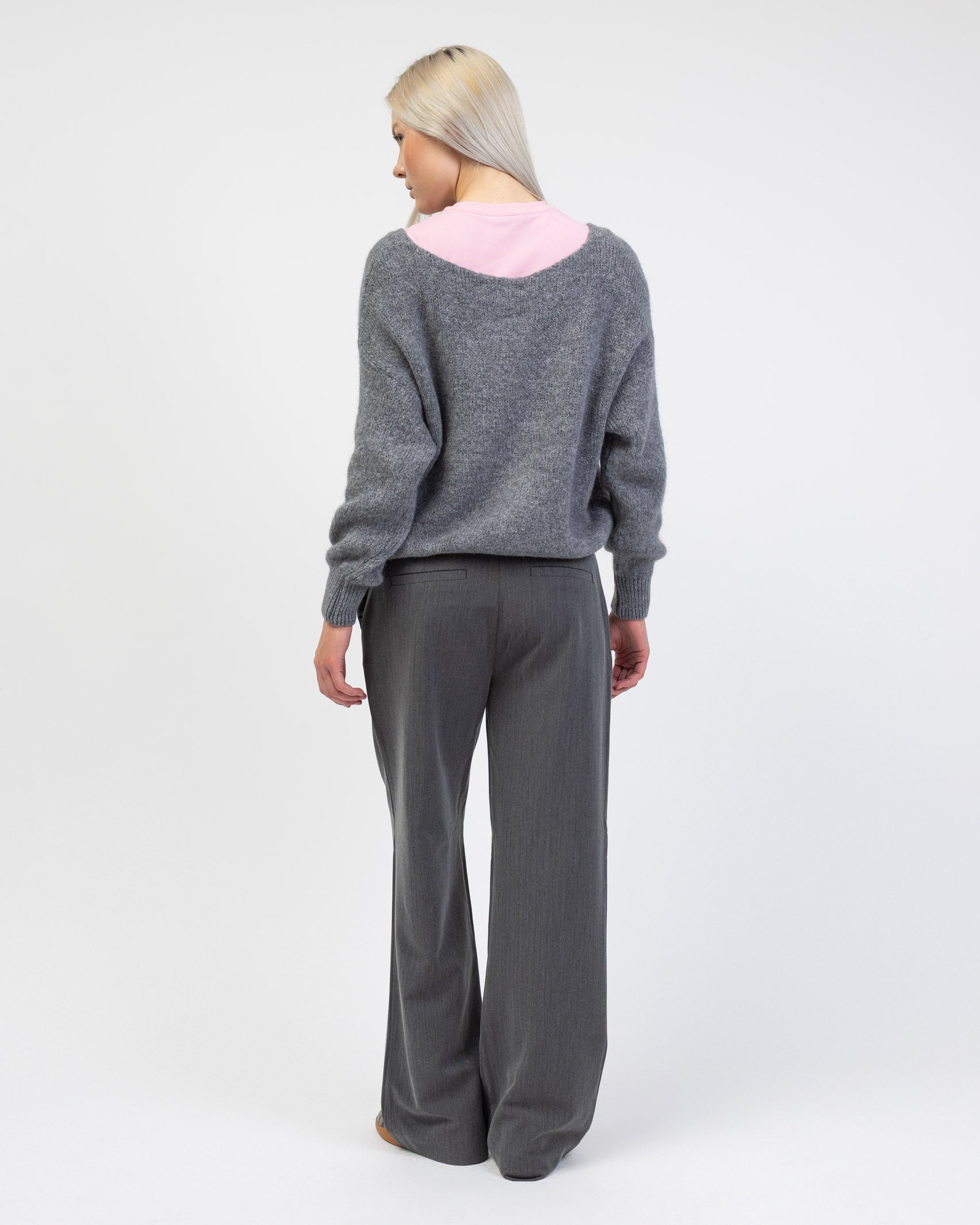 Strickjacke mit V-Ausschnitt von hinten