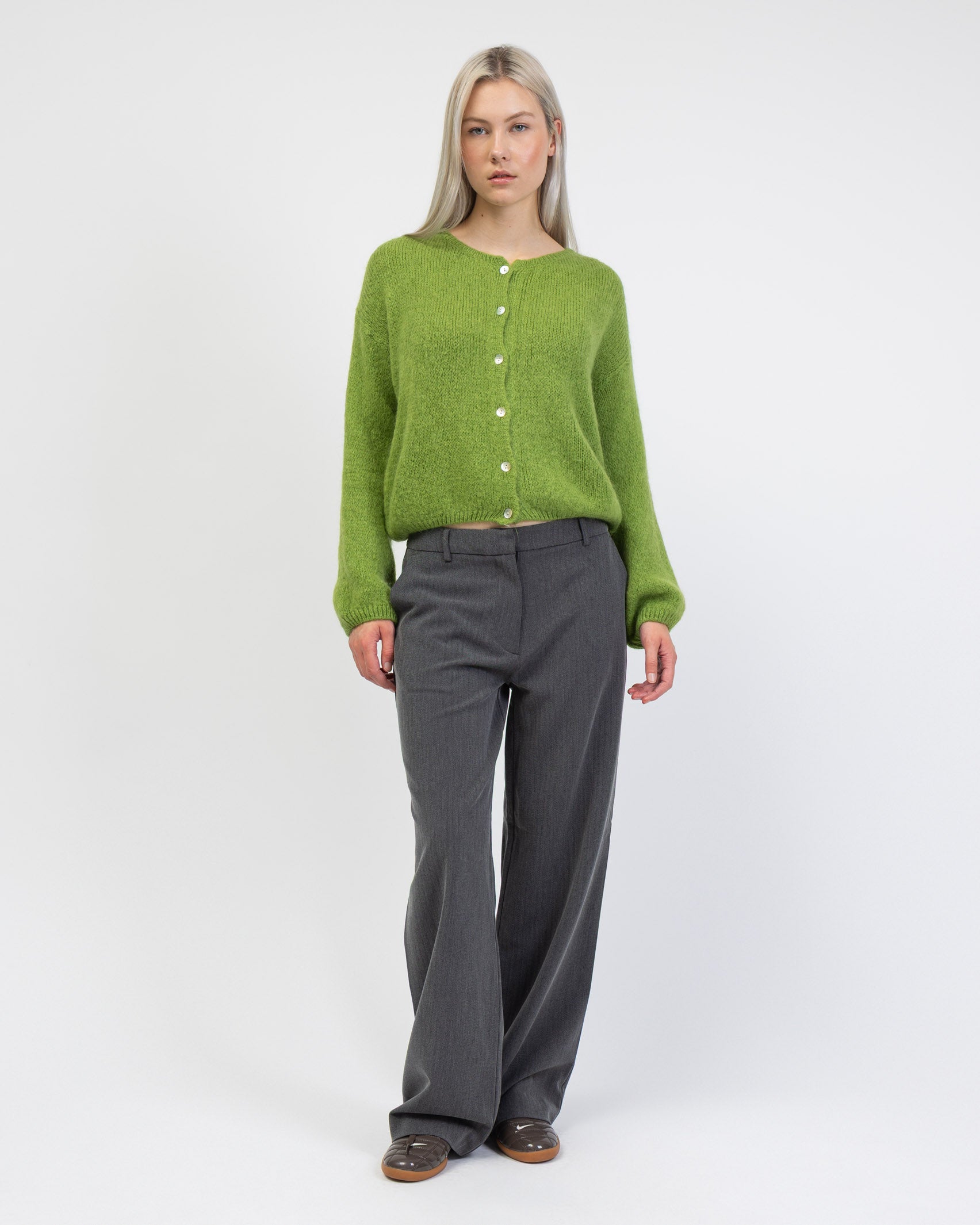 Weiche einfarbige Strickjackekombiniert mit Anzugshose