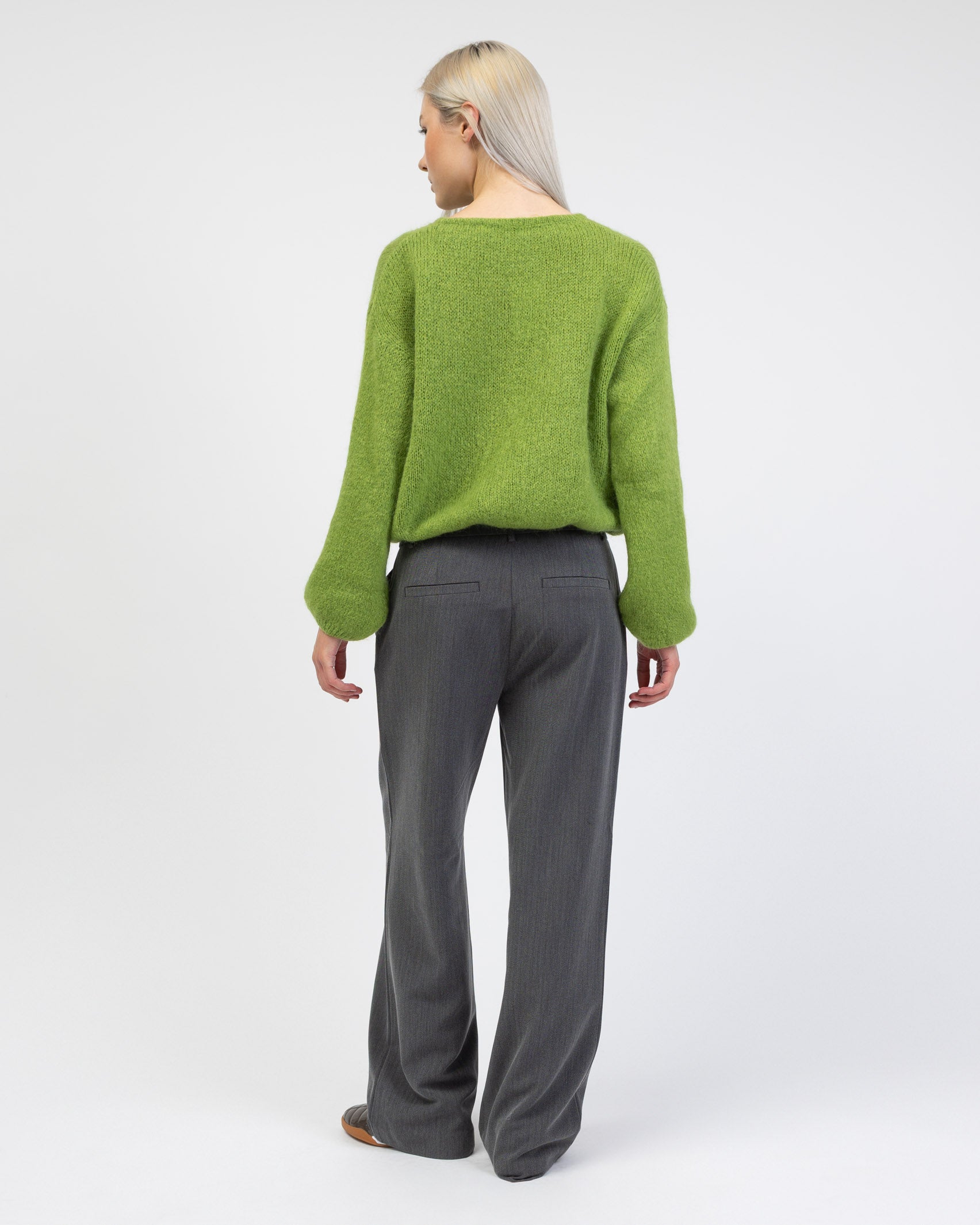 Weiche einfarbige Strickjacke von hinten