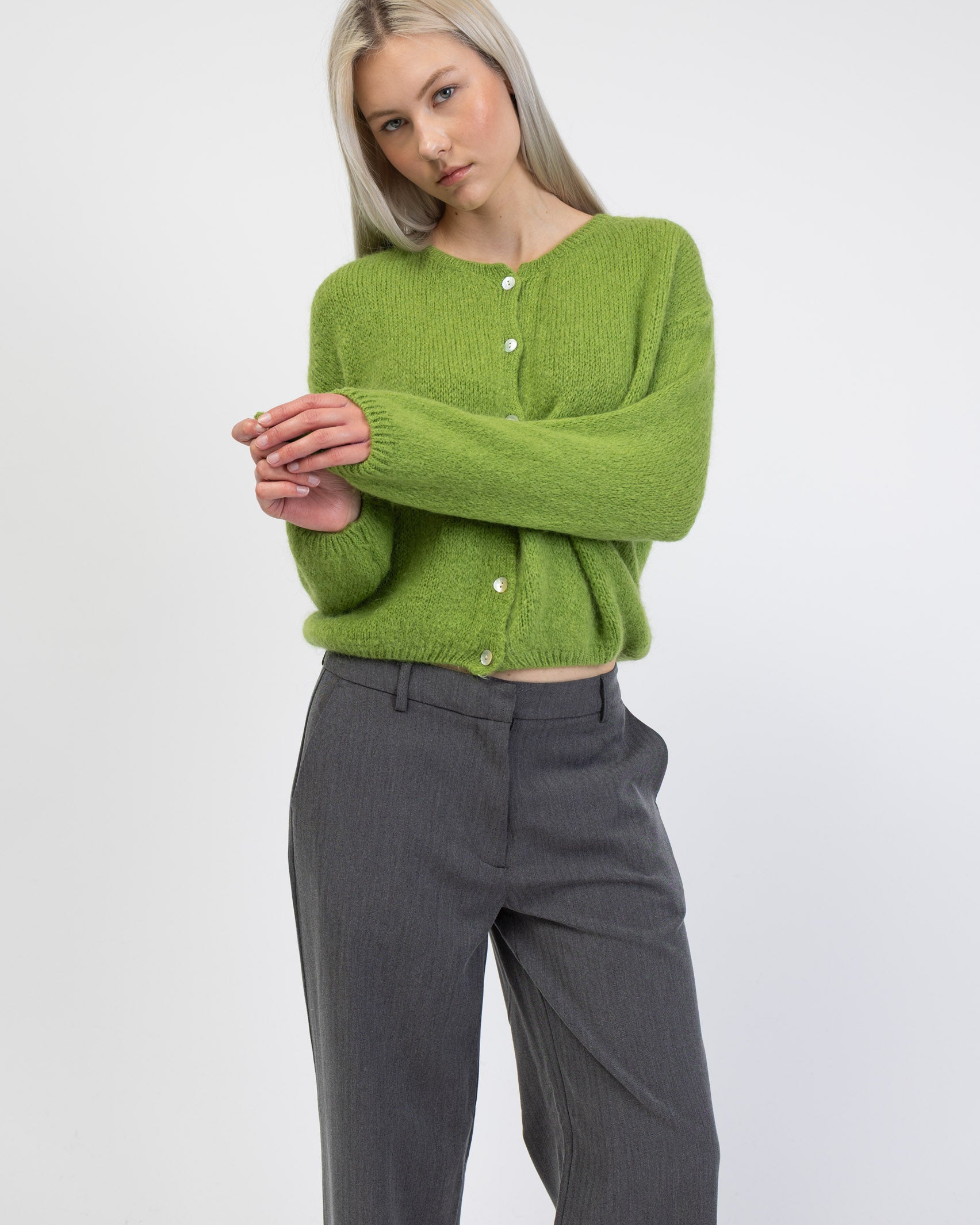 Weiche einfarbige Strickjacke im Detail