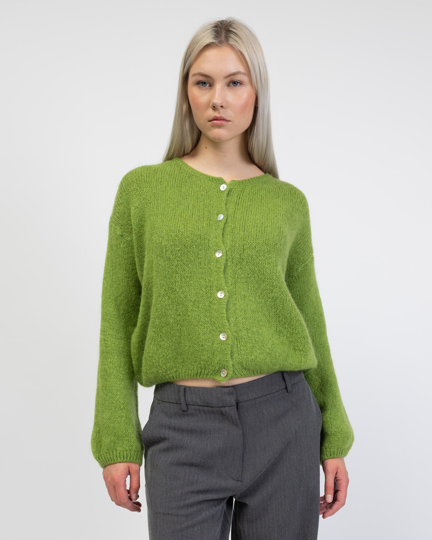 Weiche einfarbige Strickjacke von vorne