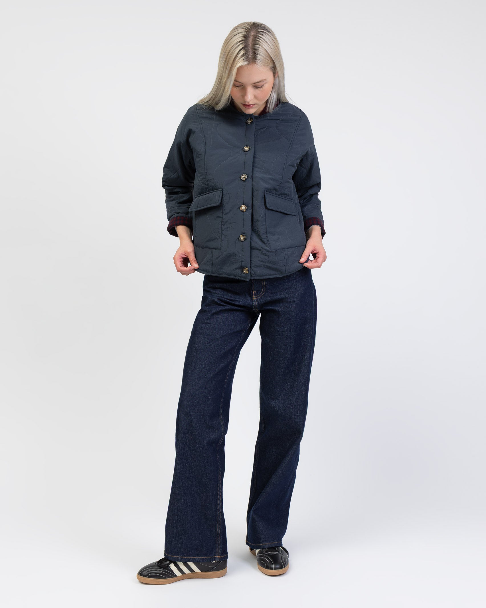 Gesteppte Jacke mit Knopfleiste kombiniert mit jeans