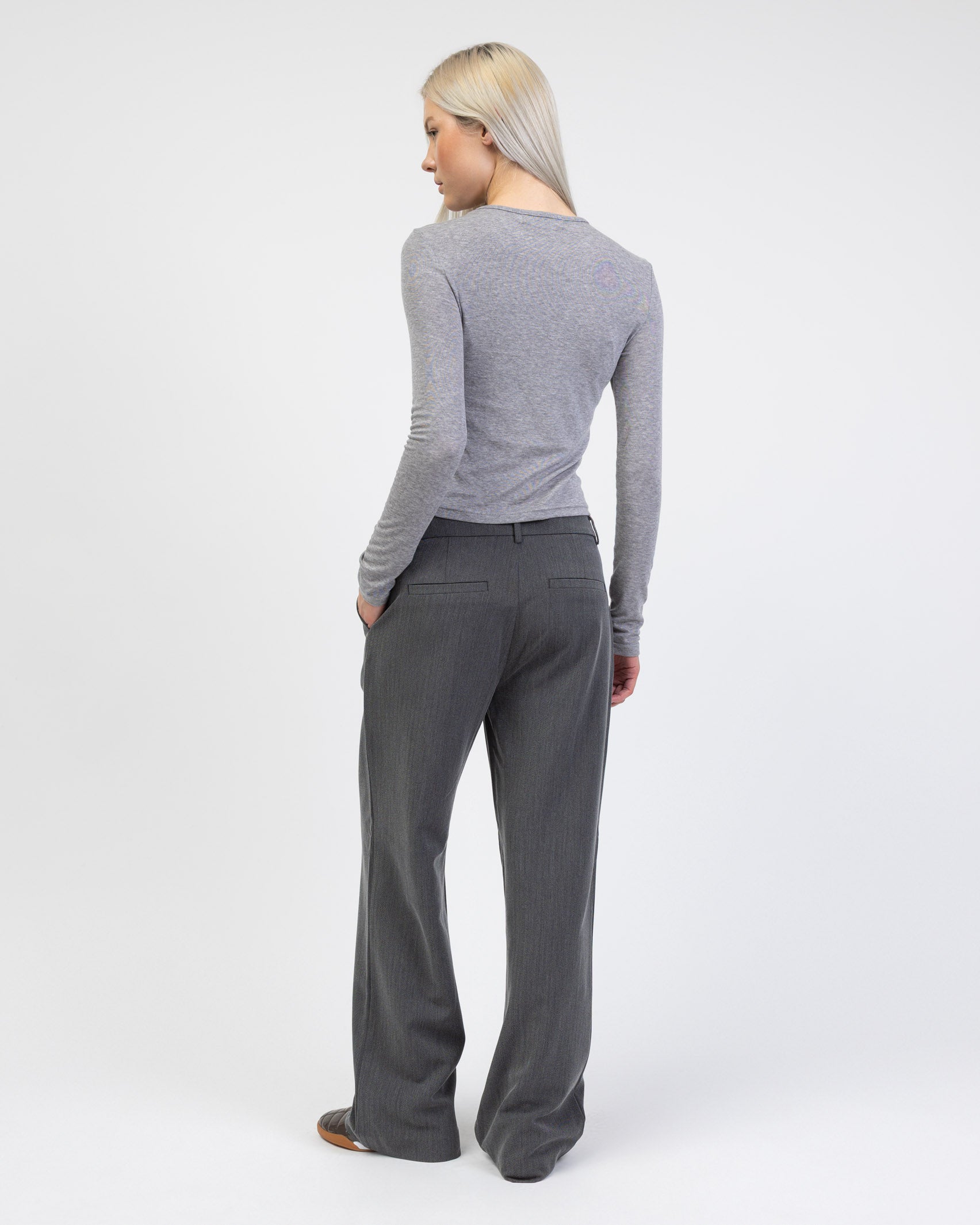 Hose mit Struktur von hinten