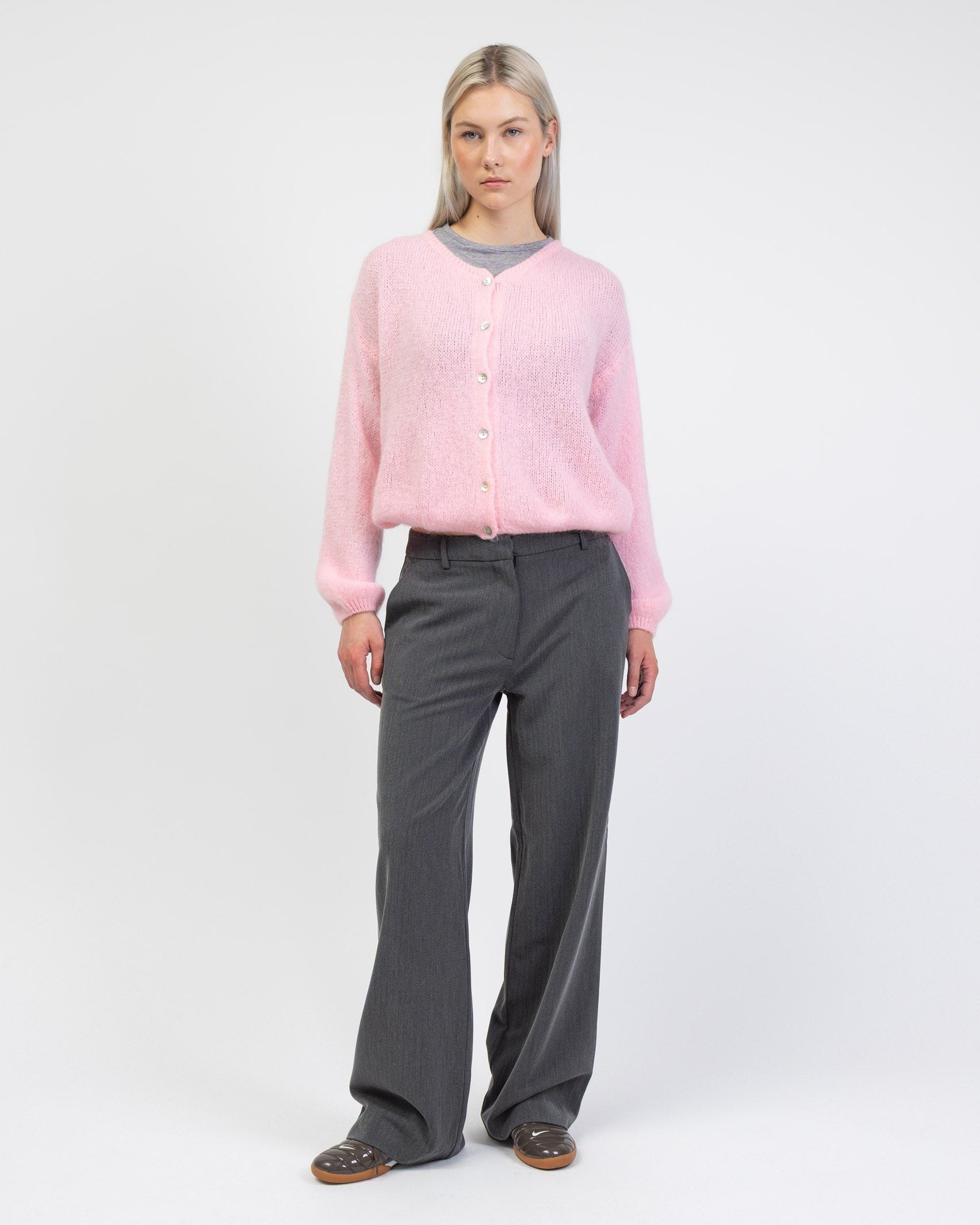 Weiche einfarbige Strickjacke kombiniert mit grauer Hose