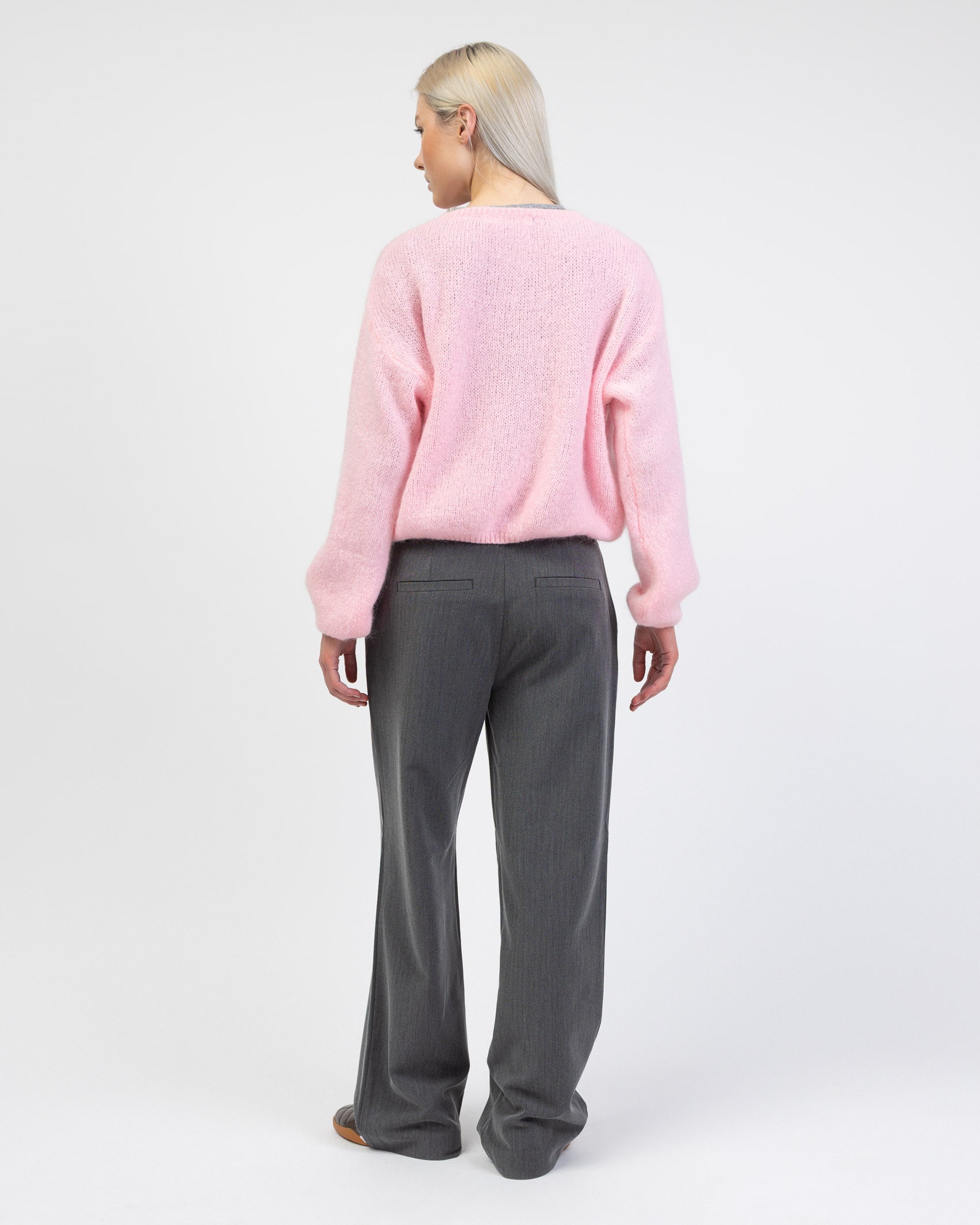 Weiche einfarbige Strickjacke von hinten