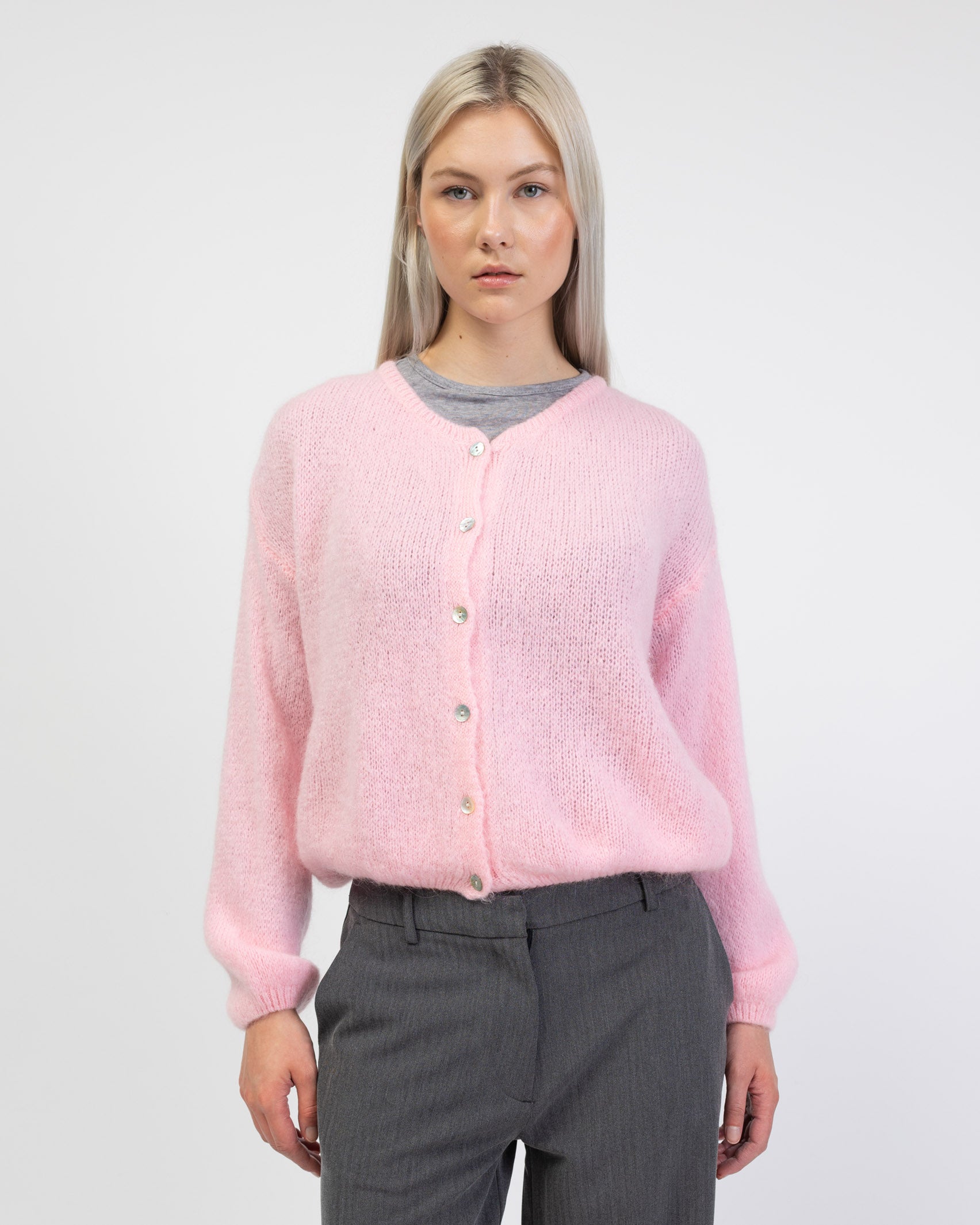 Weiche einfarbige Strickjacke von vorne