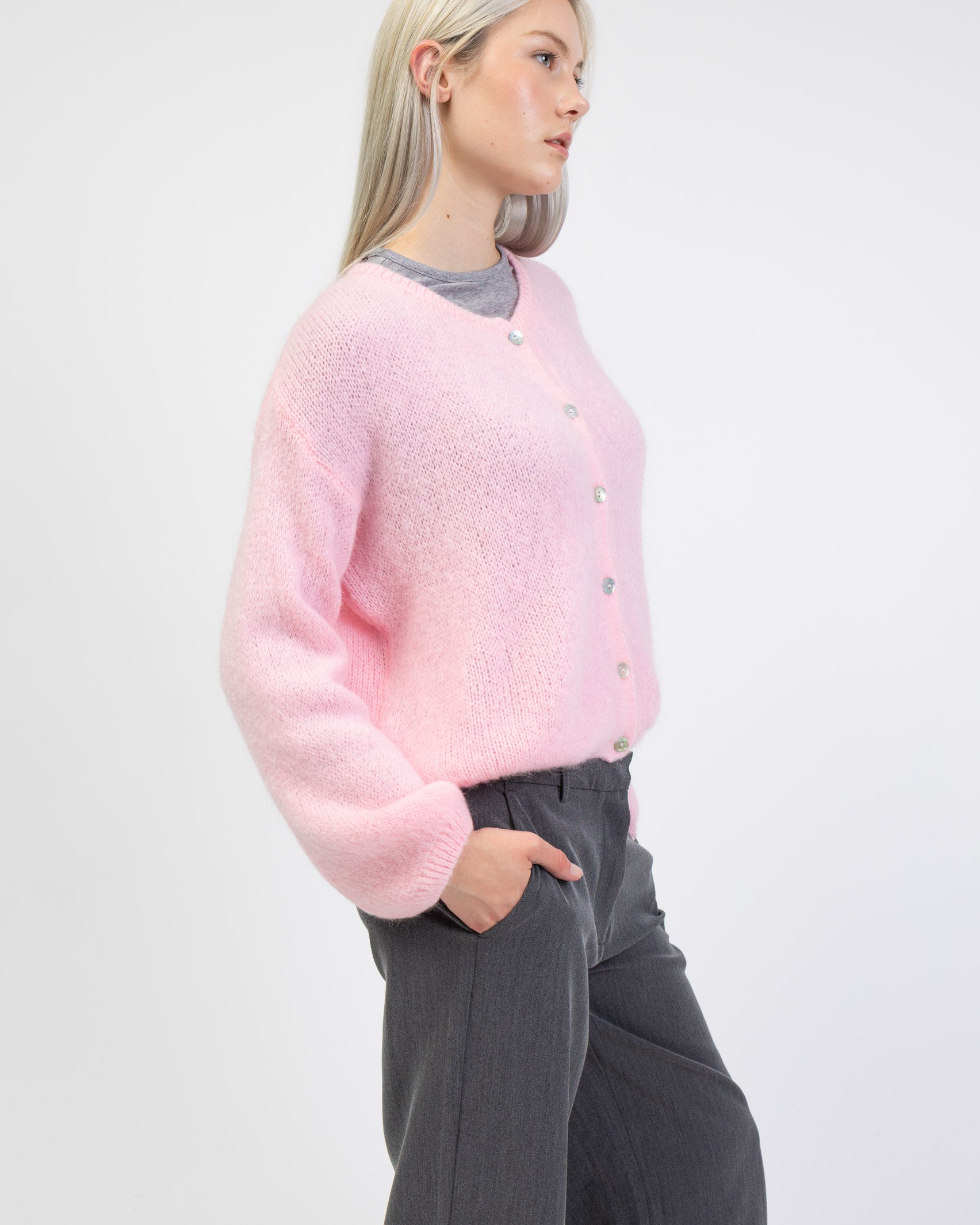 Weiche einfarbige Strickjacke von der Seite