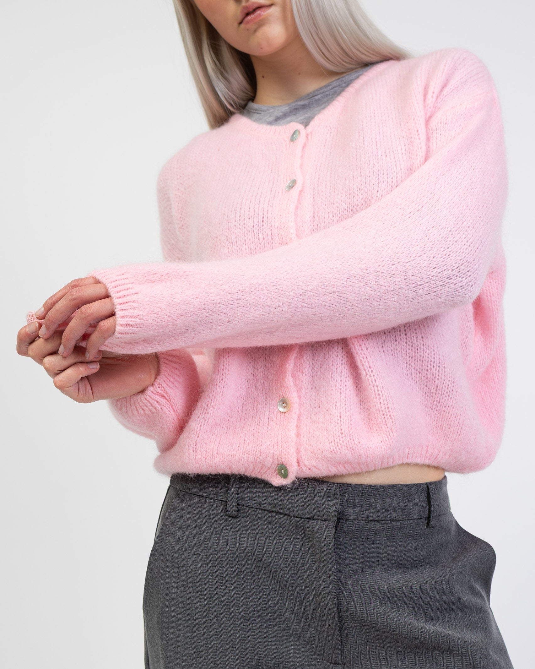 Weiche einfarbige Strickjacke im Detail