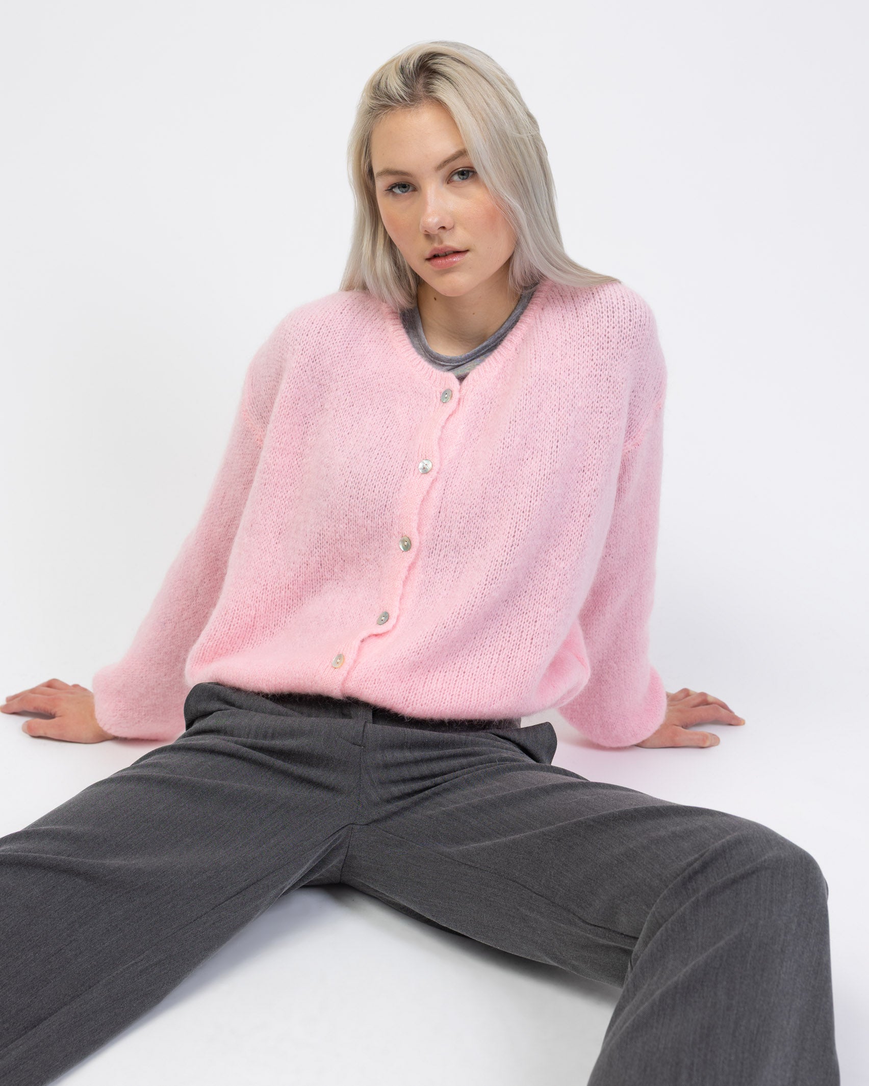 Weiche einfarbige Strickjacke sitzend