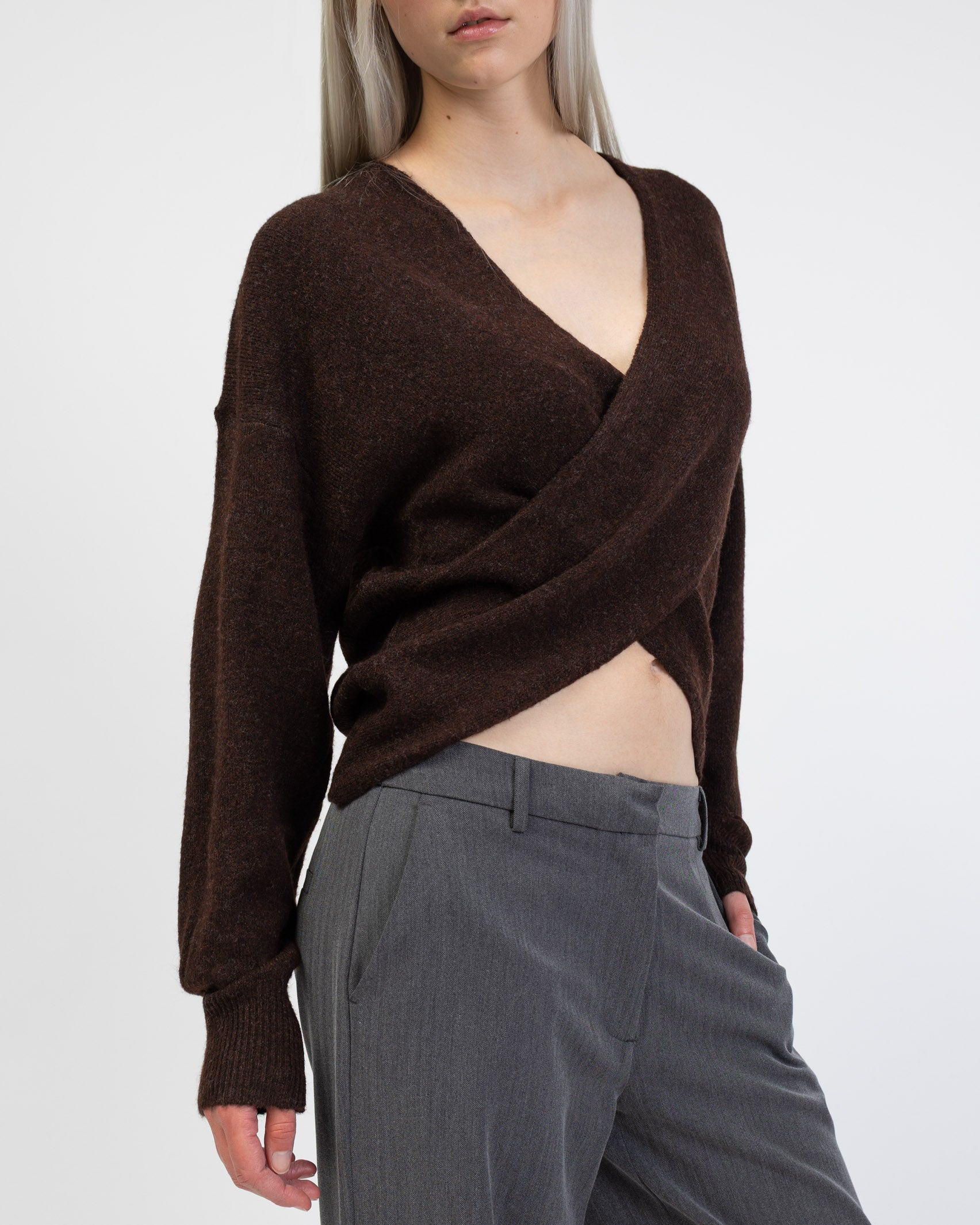 Wickelpullover mit V-Ausschnitt im Detail