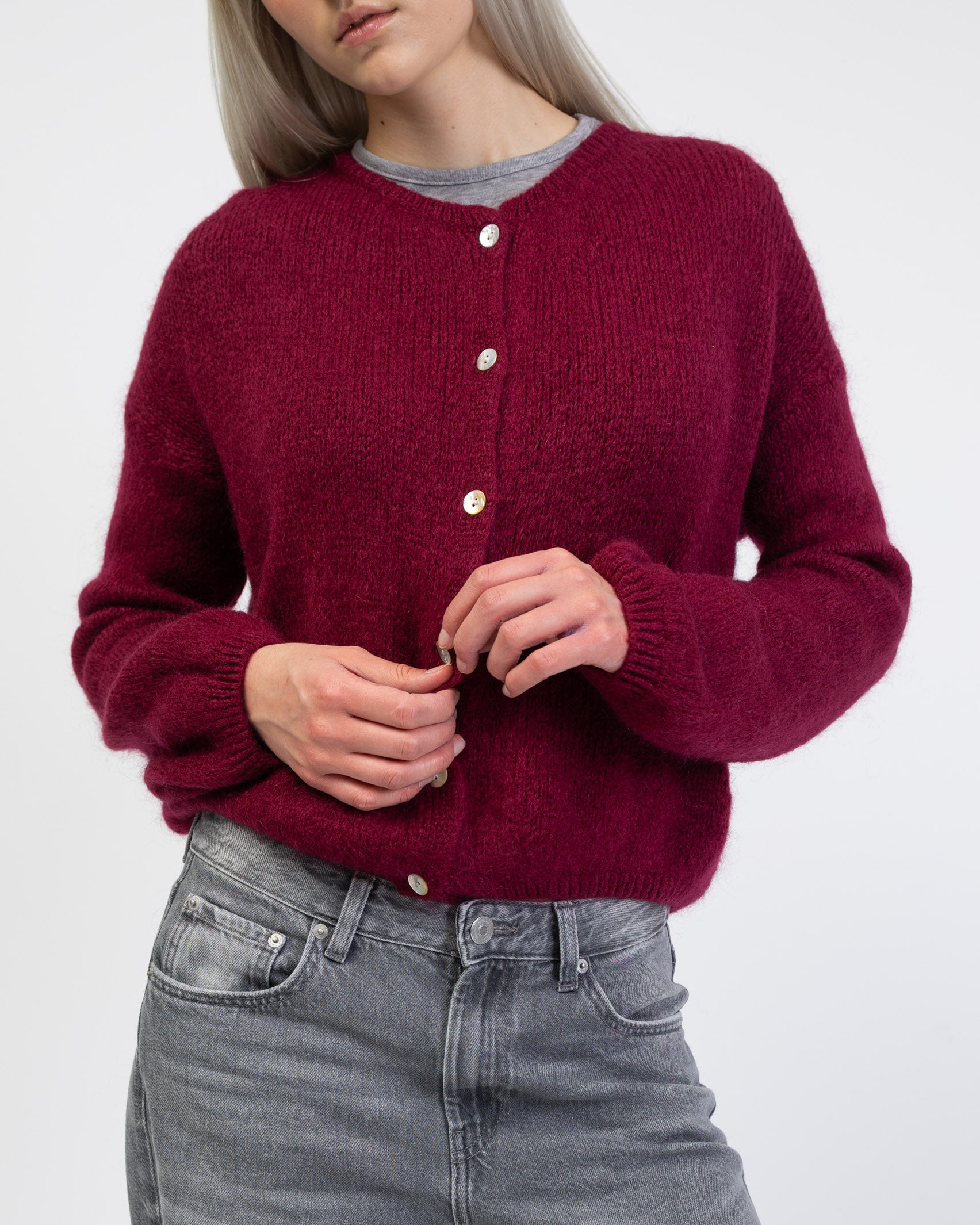 Weiche einfarbige Strickjacke im Detail