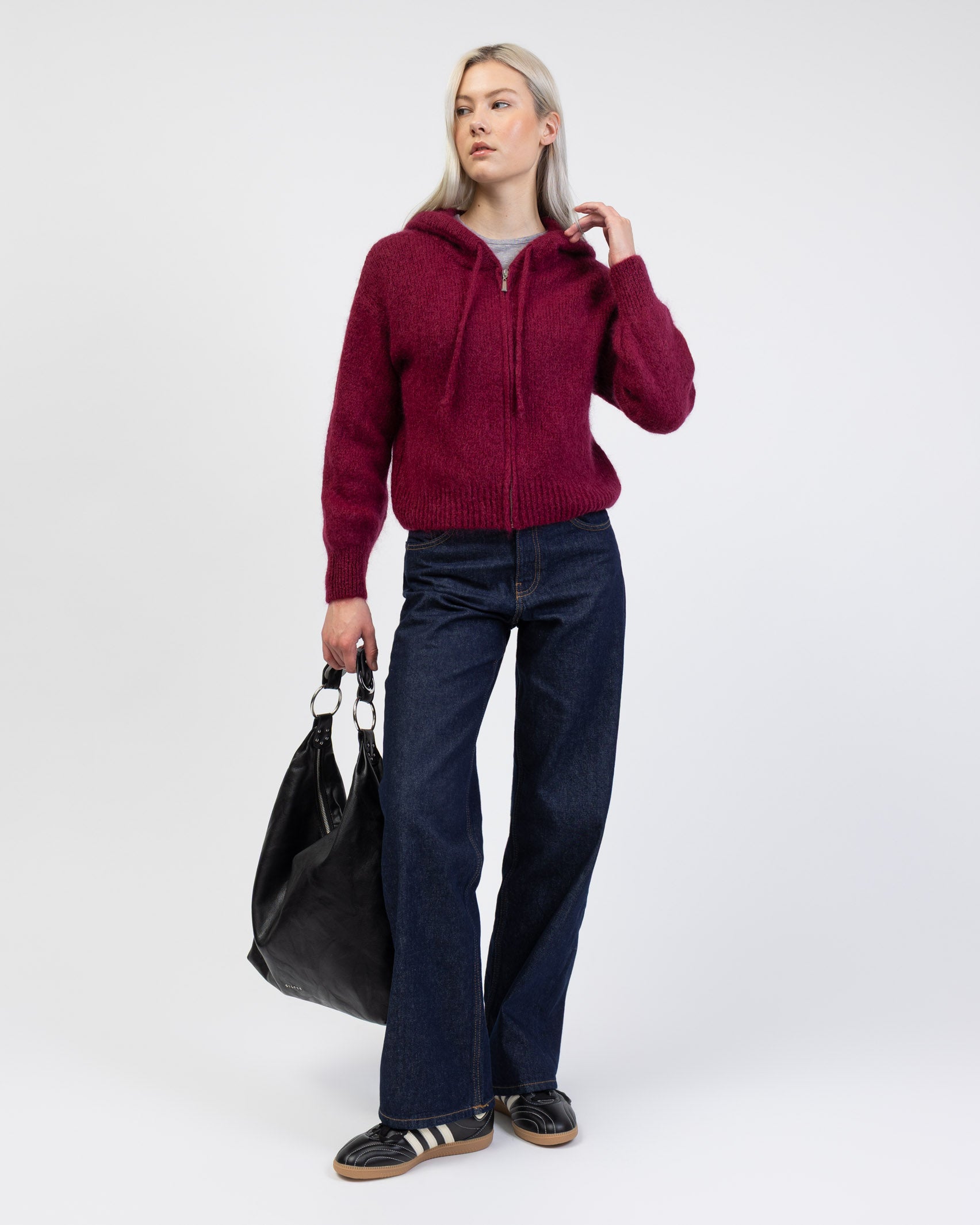 Strickjacke mit Reißverschluss und Kapuze kombiniert mit Jeans