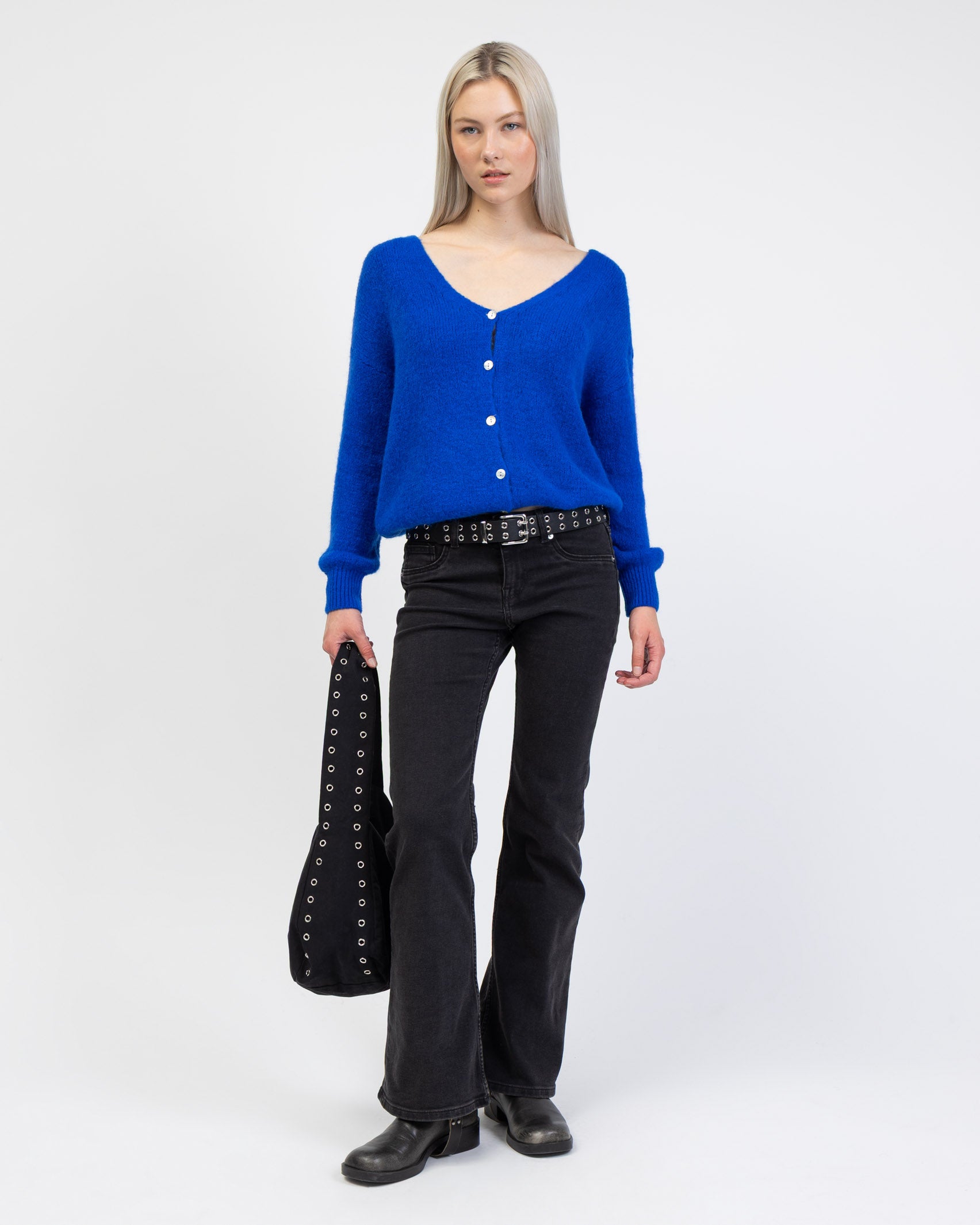 Strickjacke mit V-Ausschnitt kombiniert mit Jeans