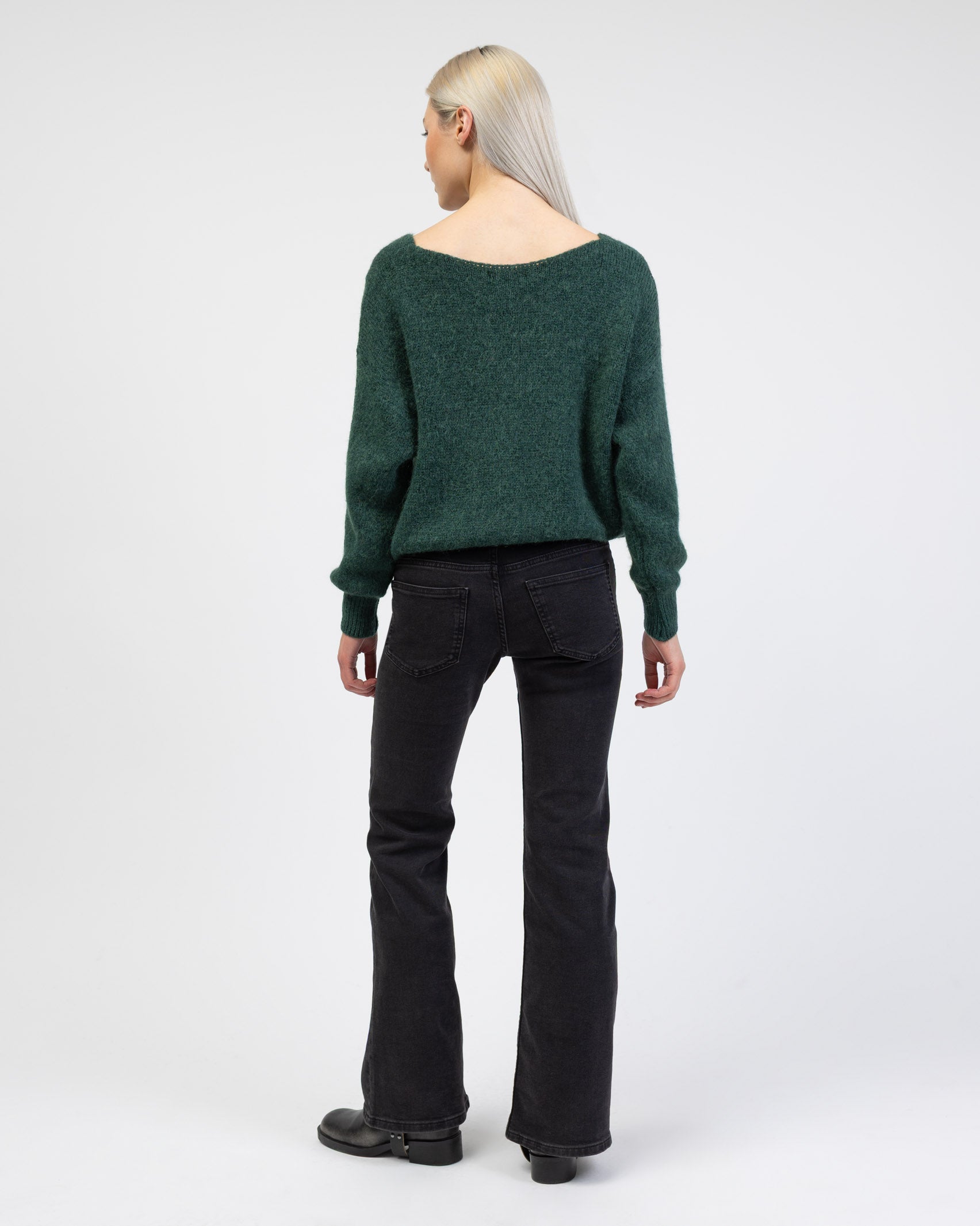 Strickjacke mit V-Ausschnitt von hinten