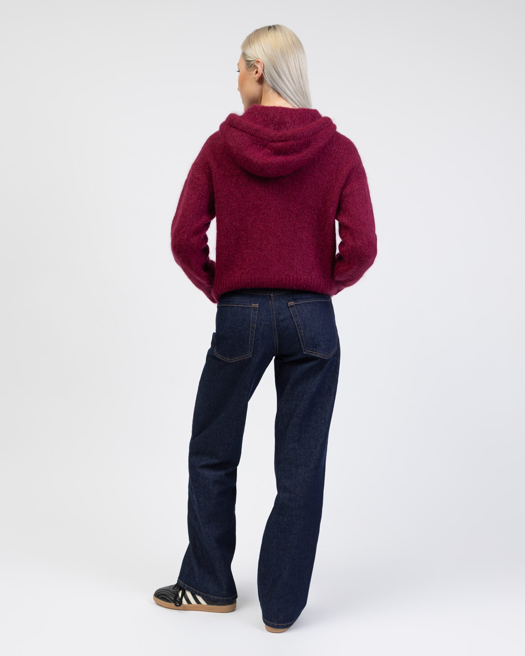 Strickjacke mit Reißverschluss und Kapuze von hinten