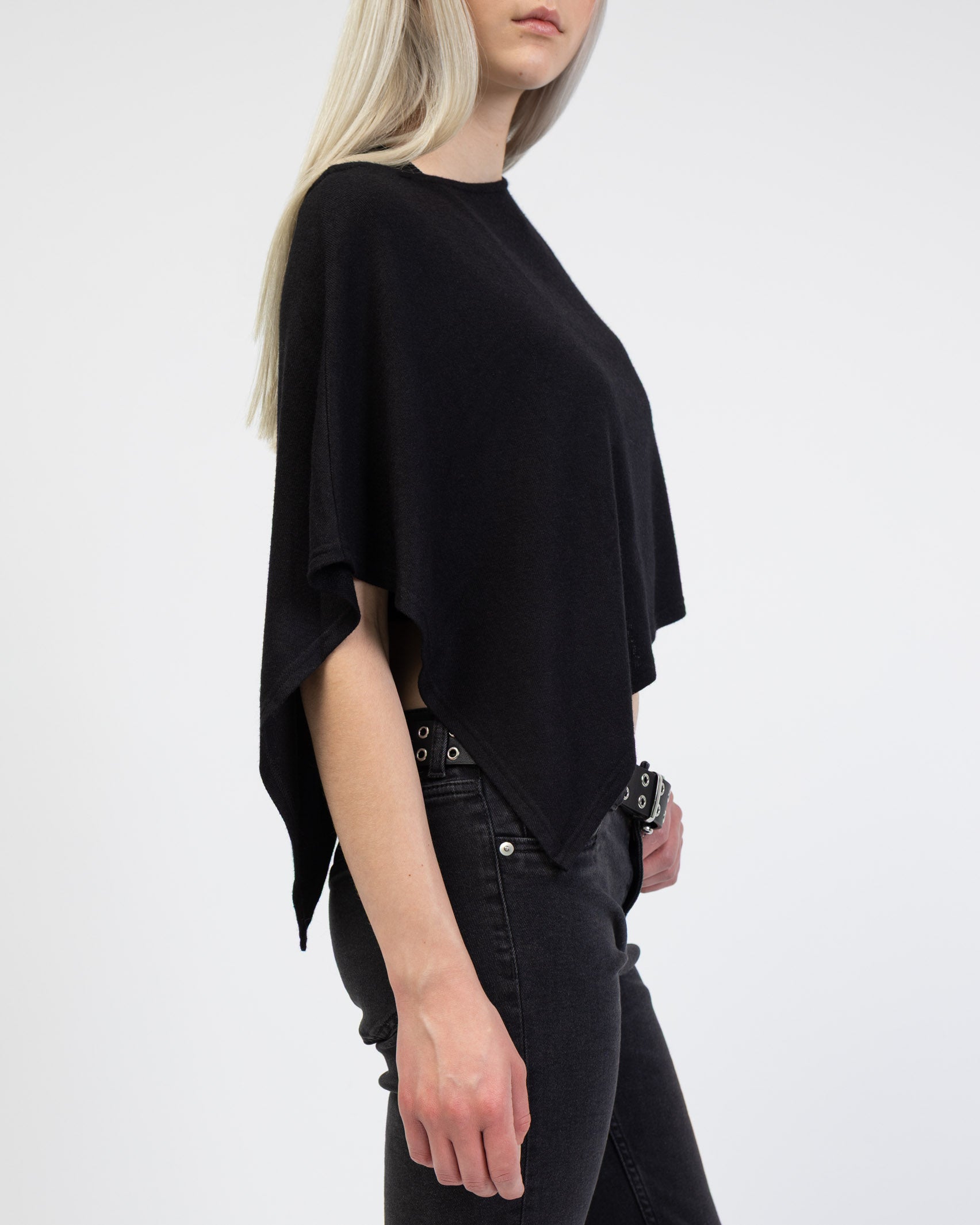 Lockerer Poncho von der Seite