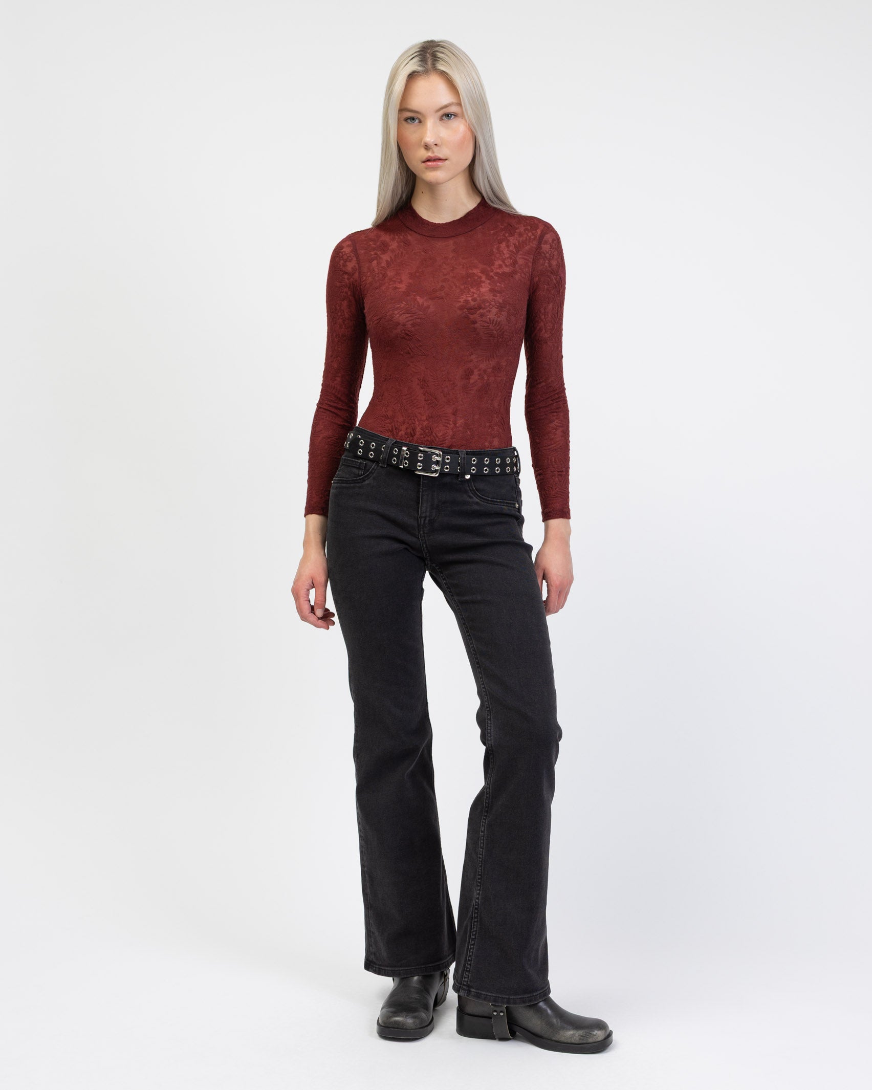 Body mit floralen Muster kombiniert mit dunkler Jeans