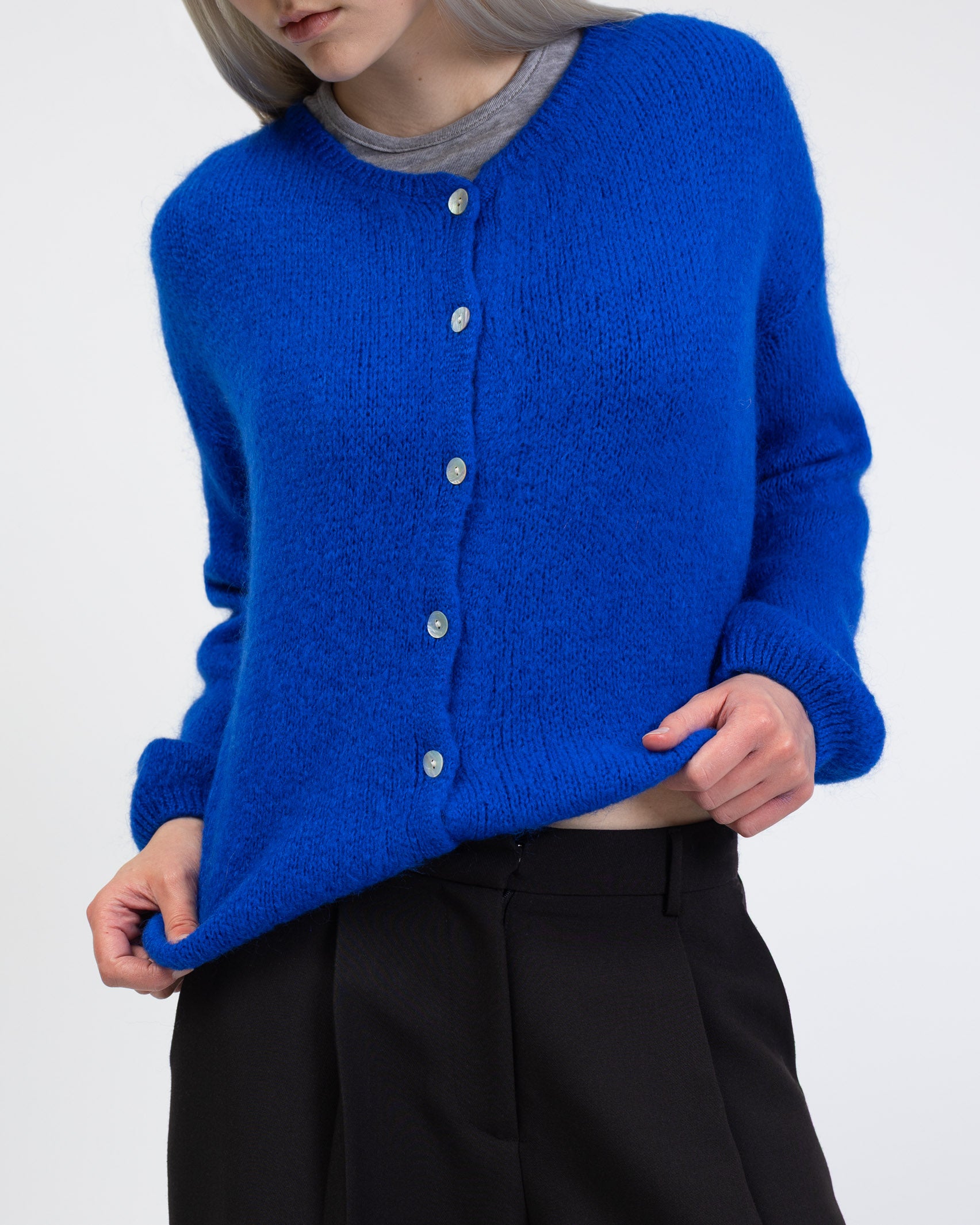 Weiche einfarbige Strickjacke im Detail