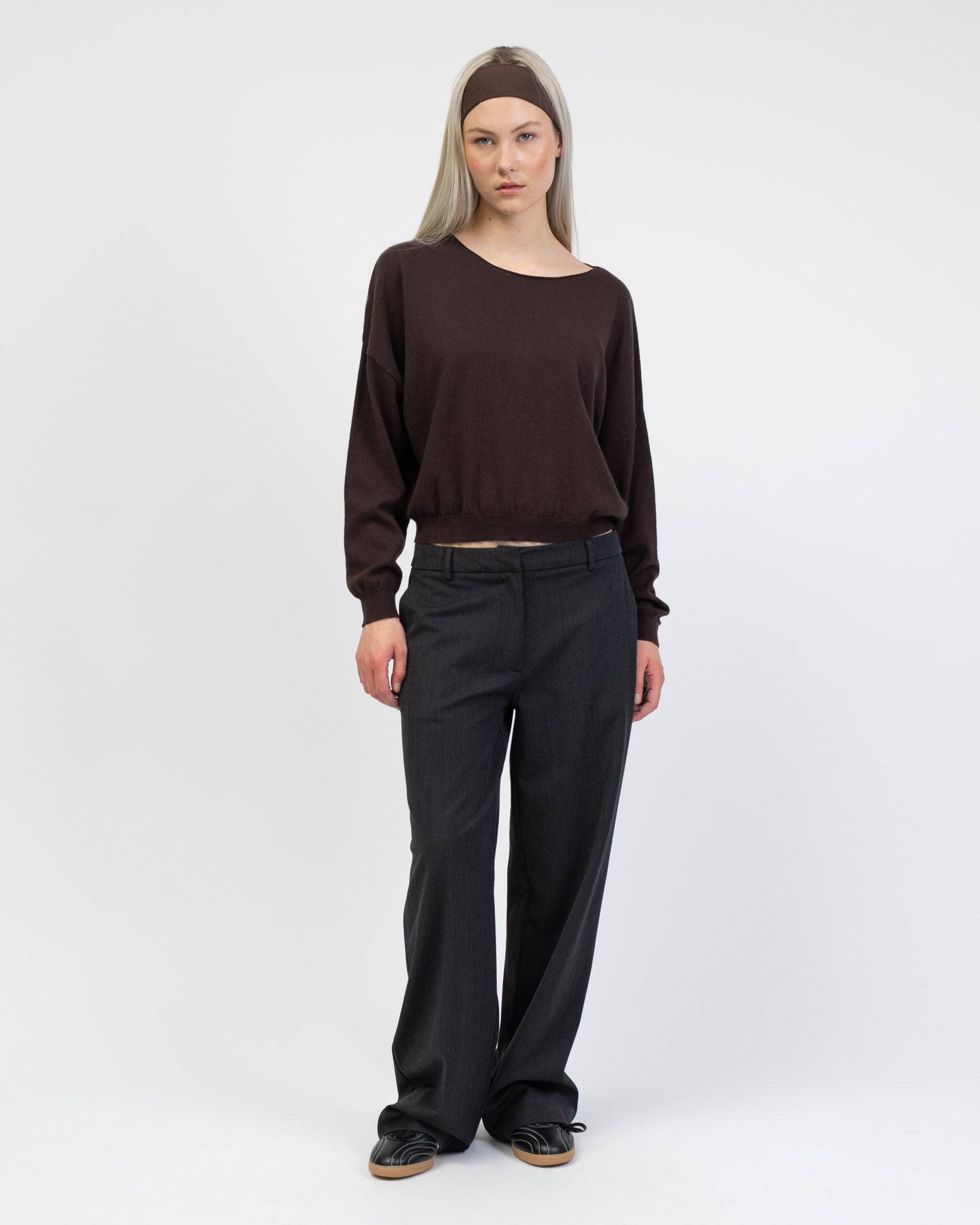 Pullover mit weitem U-Boot-Ausschnitt kombiniert mit dunkler Hose