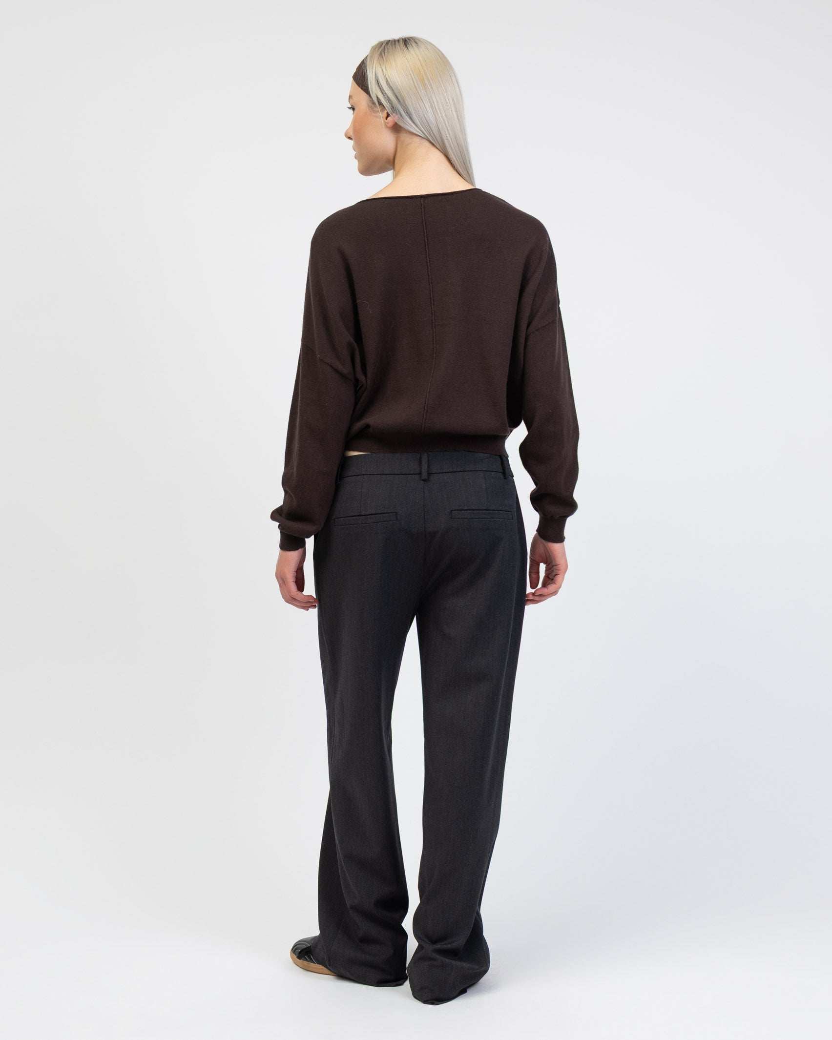 Pullover mit weitem U-Boot-Ausschnitt von hinten