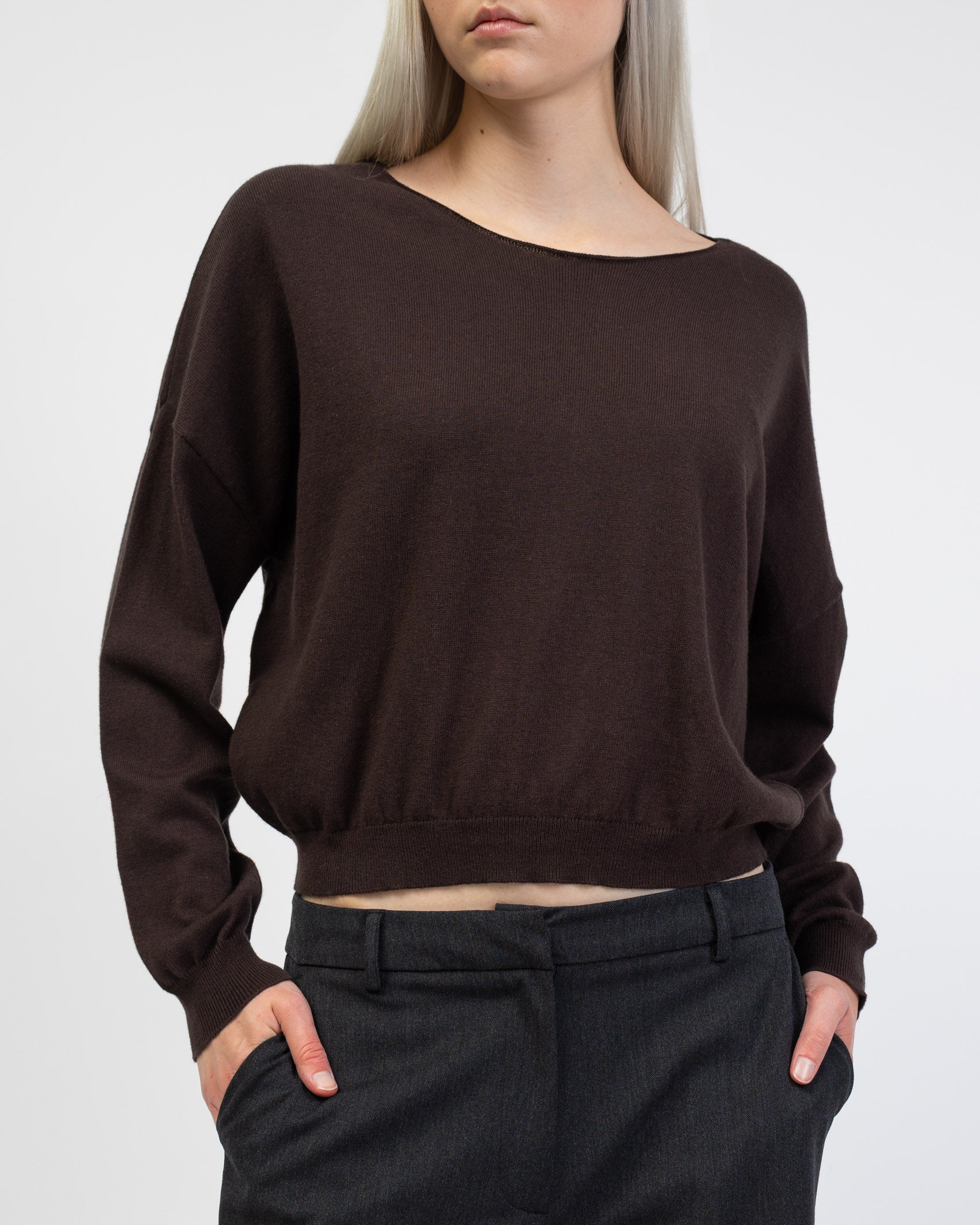 Pullover mit weitem U-Boot-Ausschnitt im Detail