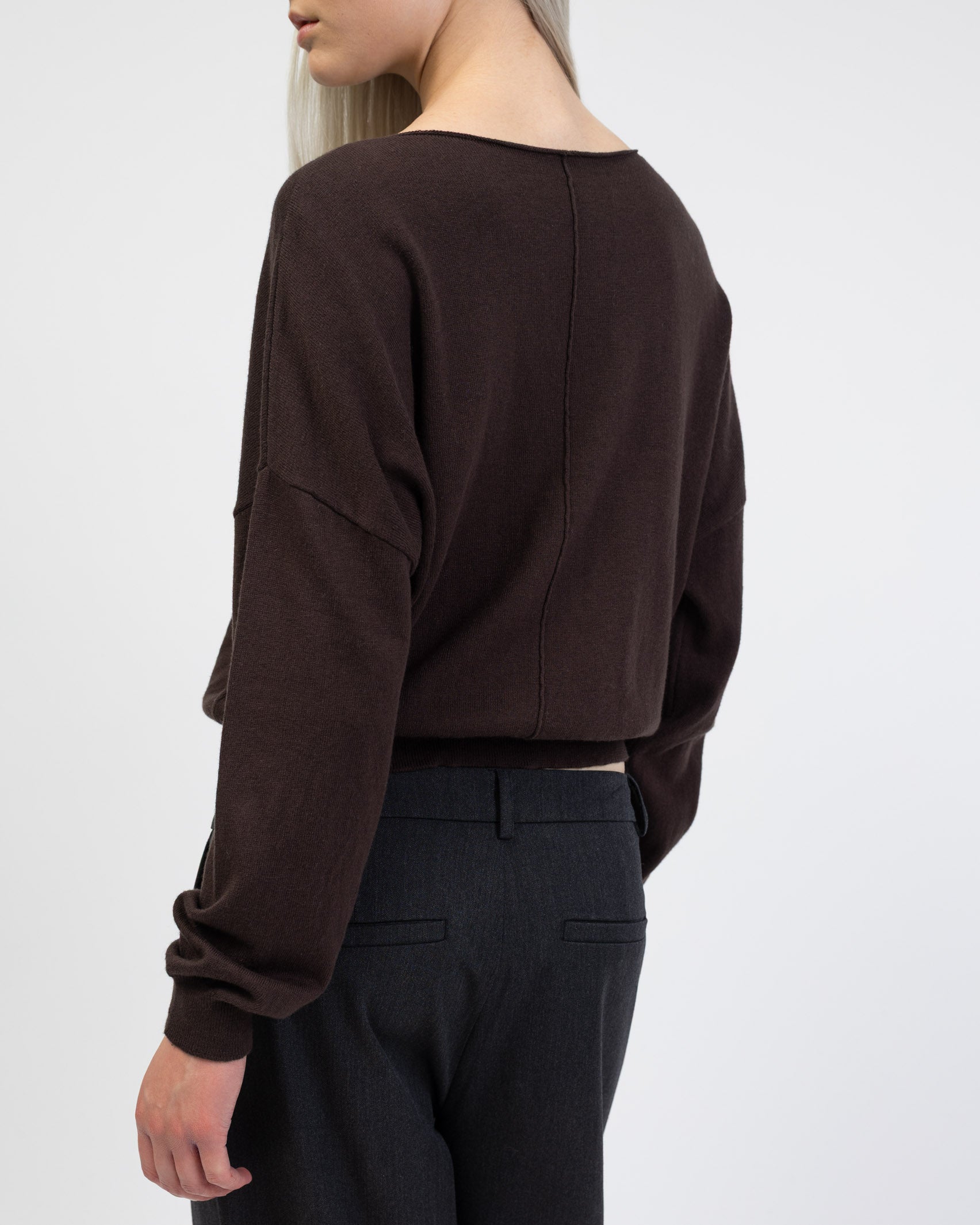 Pullover mit weitem U-Boot-Ausschnitt von hinten