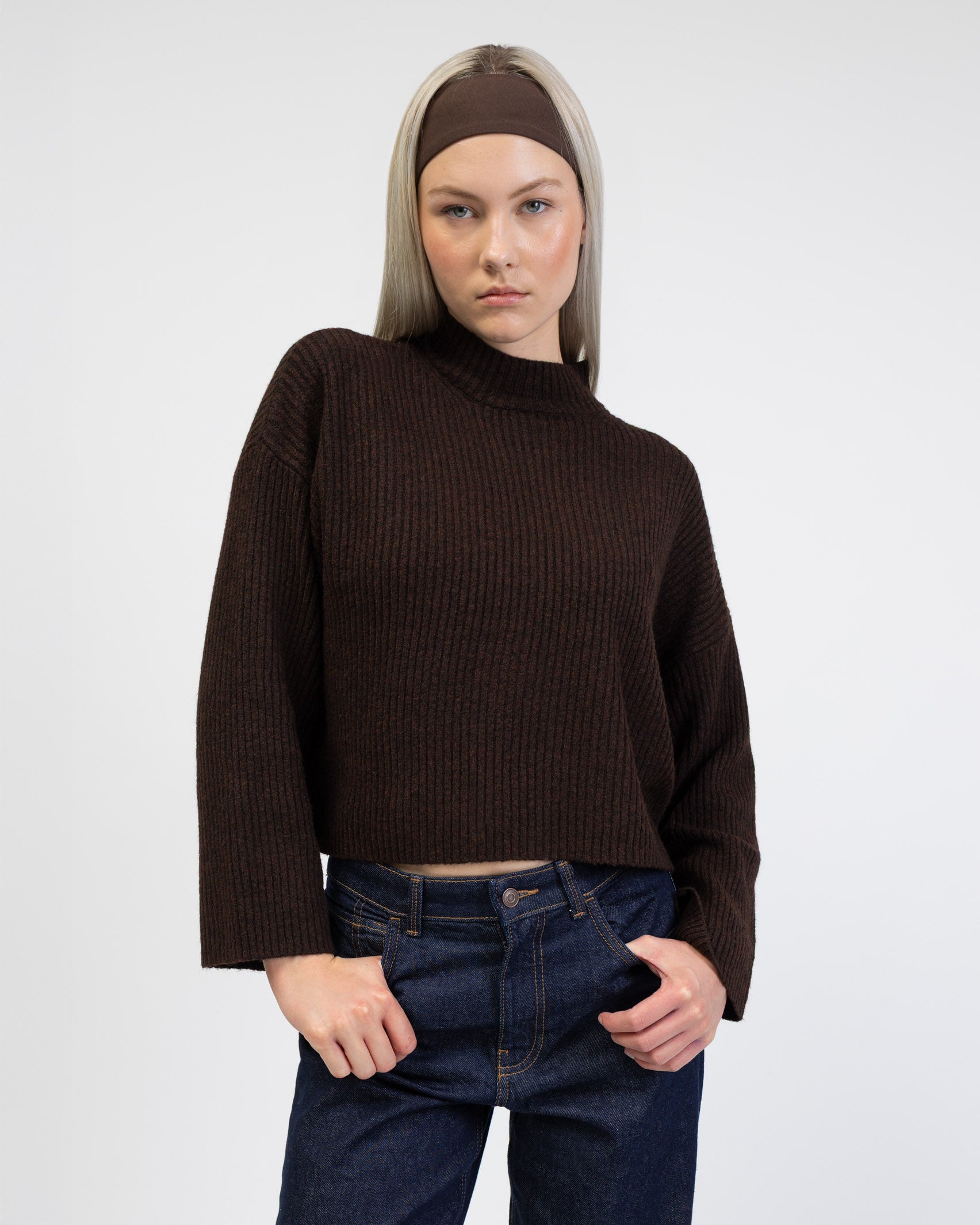 Gerippter Pullover mit Stehkragen von vorne