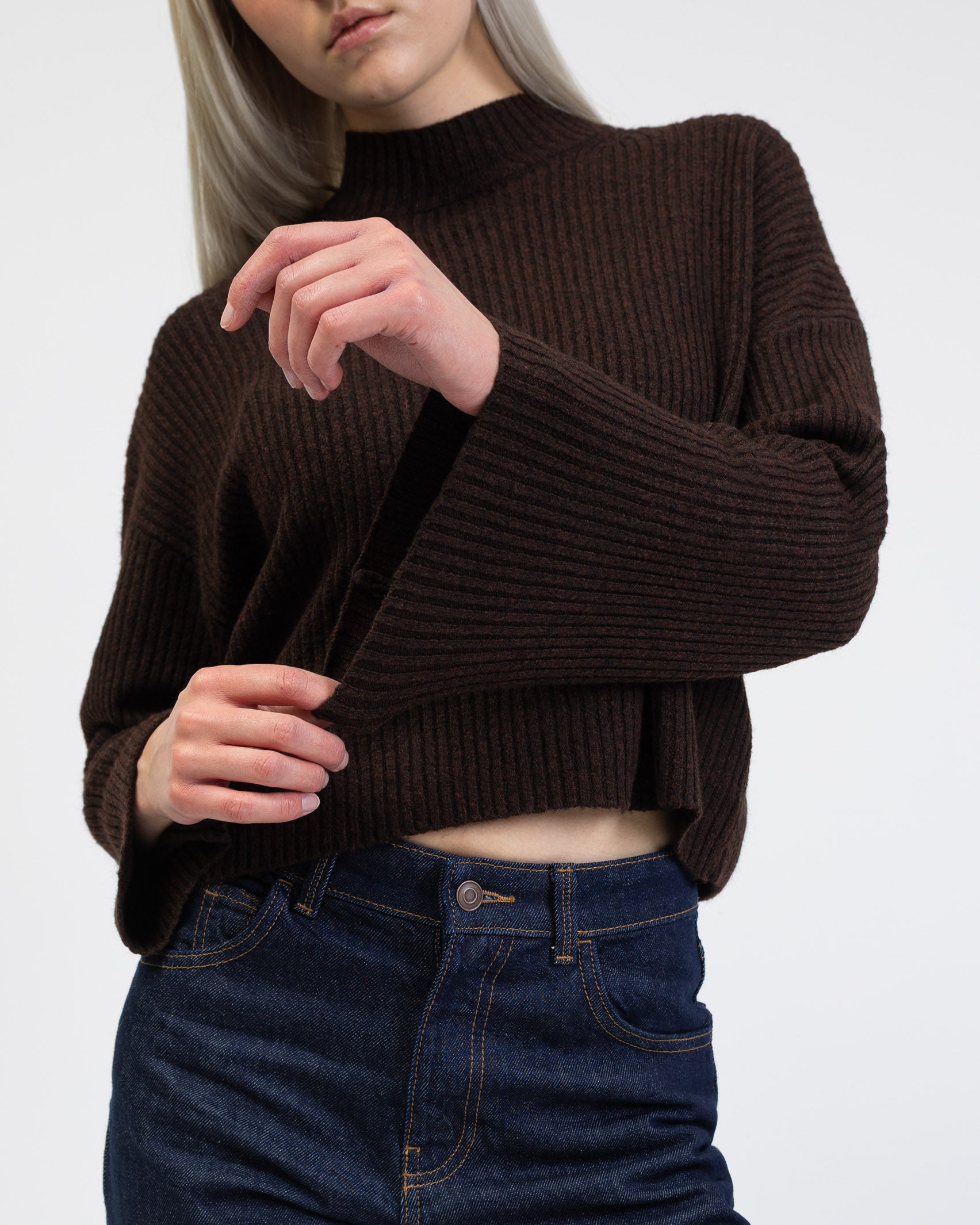 Gerippter Pullover mit Stehkragen im Detail
