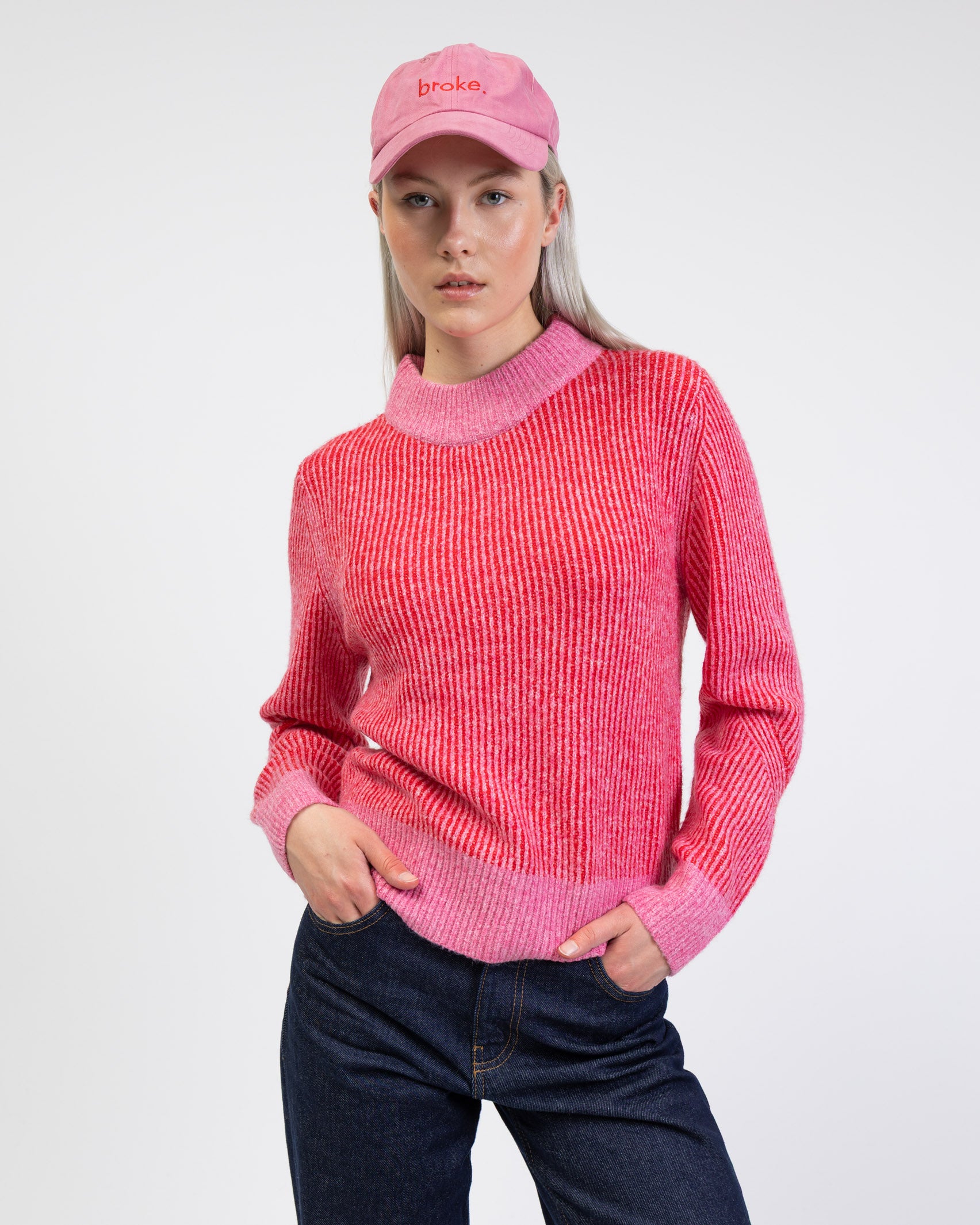 Gestreifter Pullover mit abgesetzten Farben von vorne