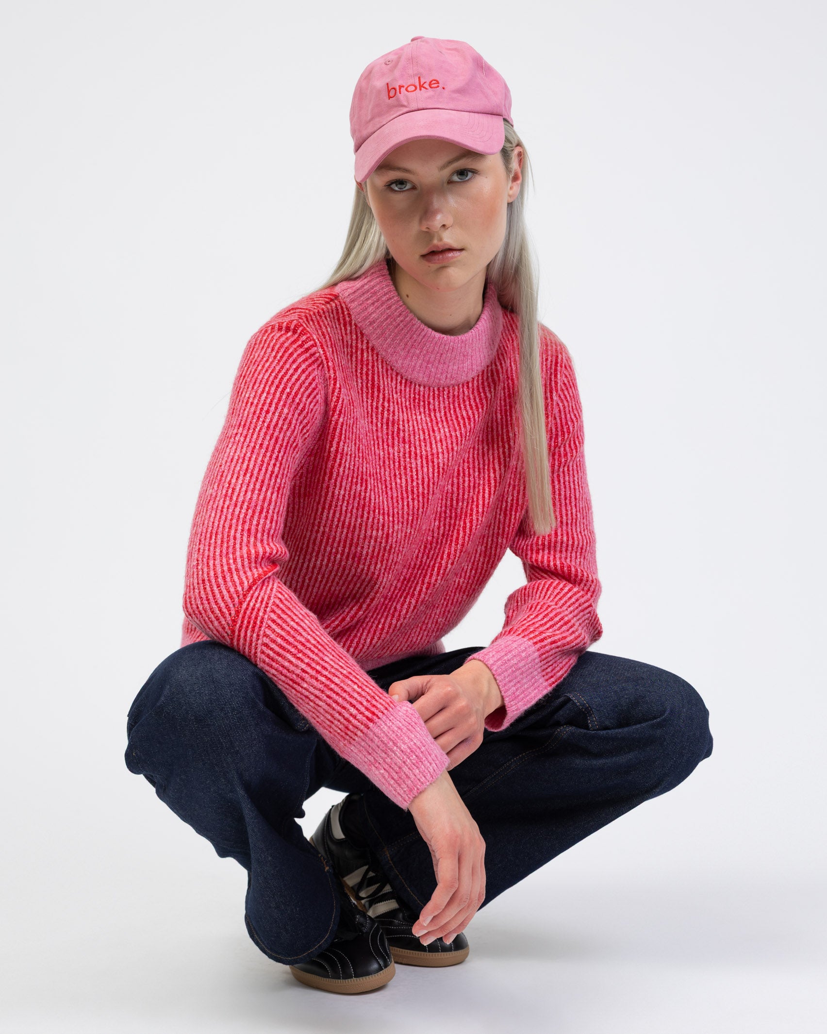 Gestreifter Pullover mit abgesetzten Farben im Sitzen