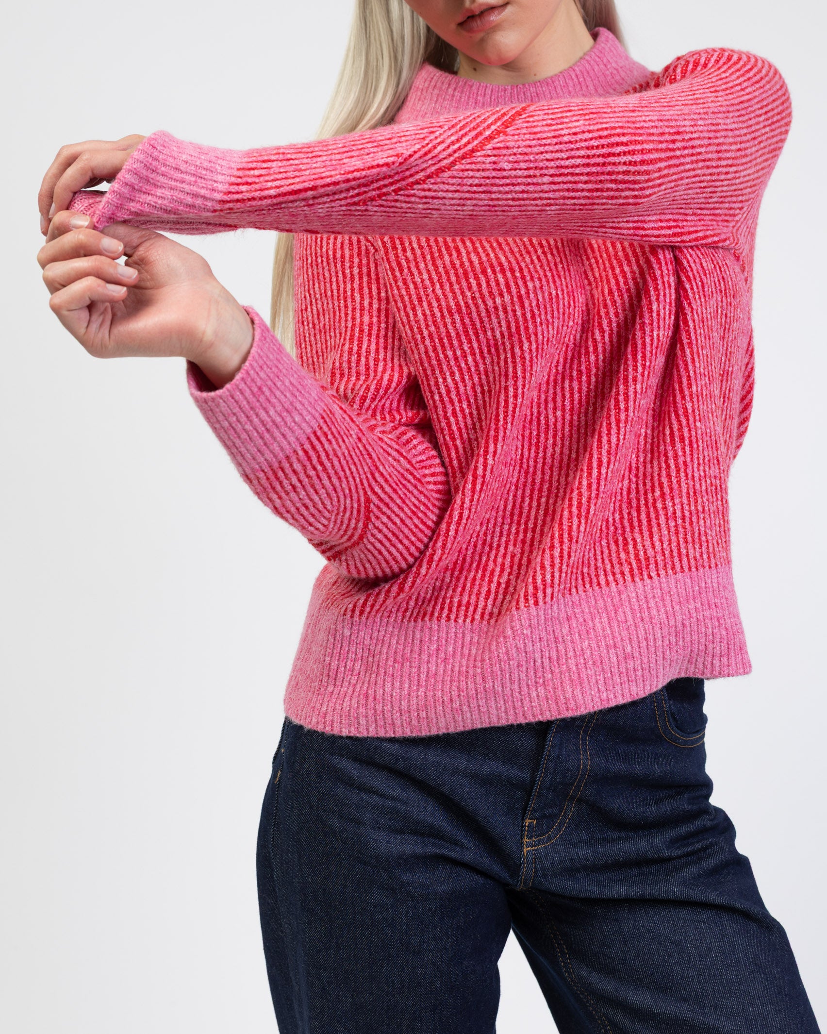 Gestreifter Pullover mit abgesetzten Farben im Detail