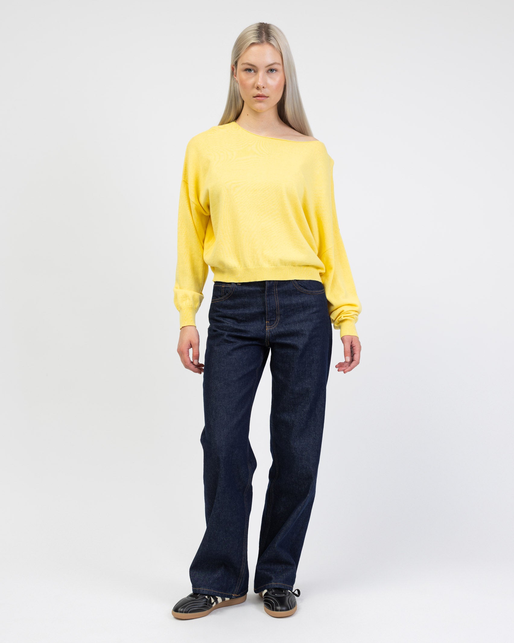 Pullover mit weitem U-Boot-Ausschnitt kombiniert mit Jeans